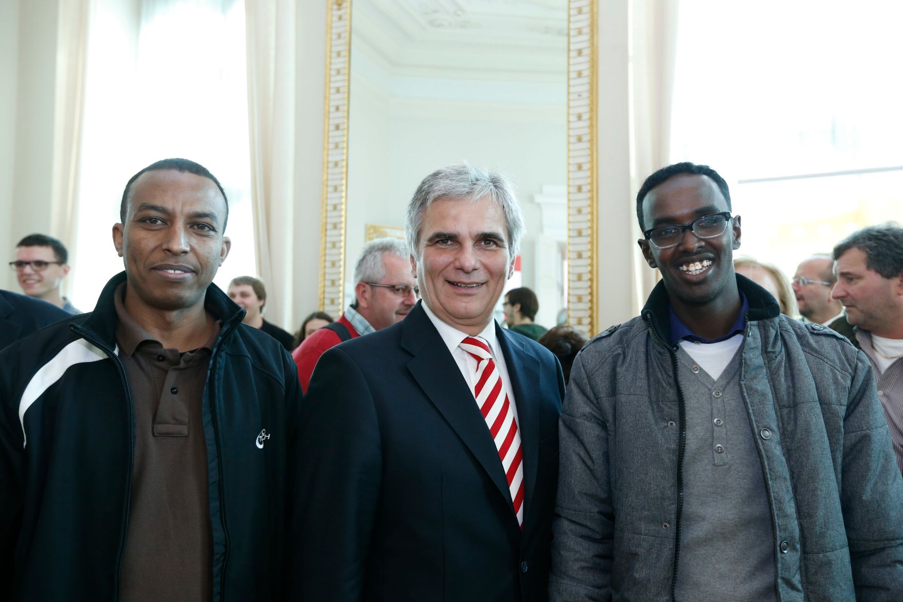 Am 26. Oktober 2013 empfing Bundeskanzler Werner Faymann im Rahmen des Nationalfeiertages Besucherinnen und Besucher im Bundeskanzleramt.