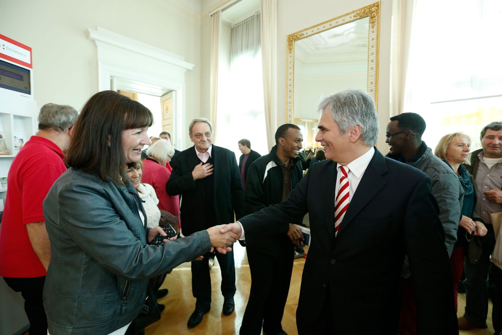Am 26. Oktober 2013 empfing Bundeskanzler Werner Faymann im Rahmen des Nationalfeiertages Besucherinnen und Besucher im Bundeskanzleramt.