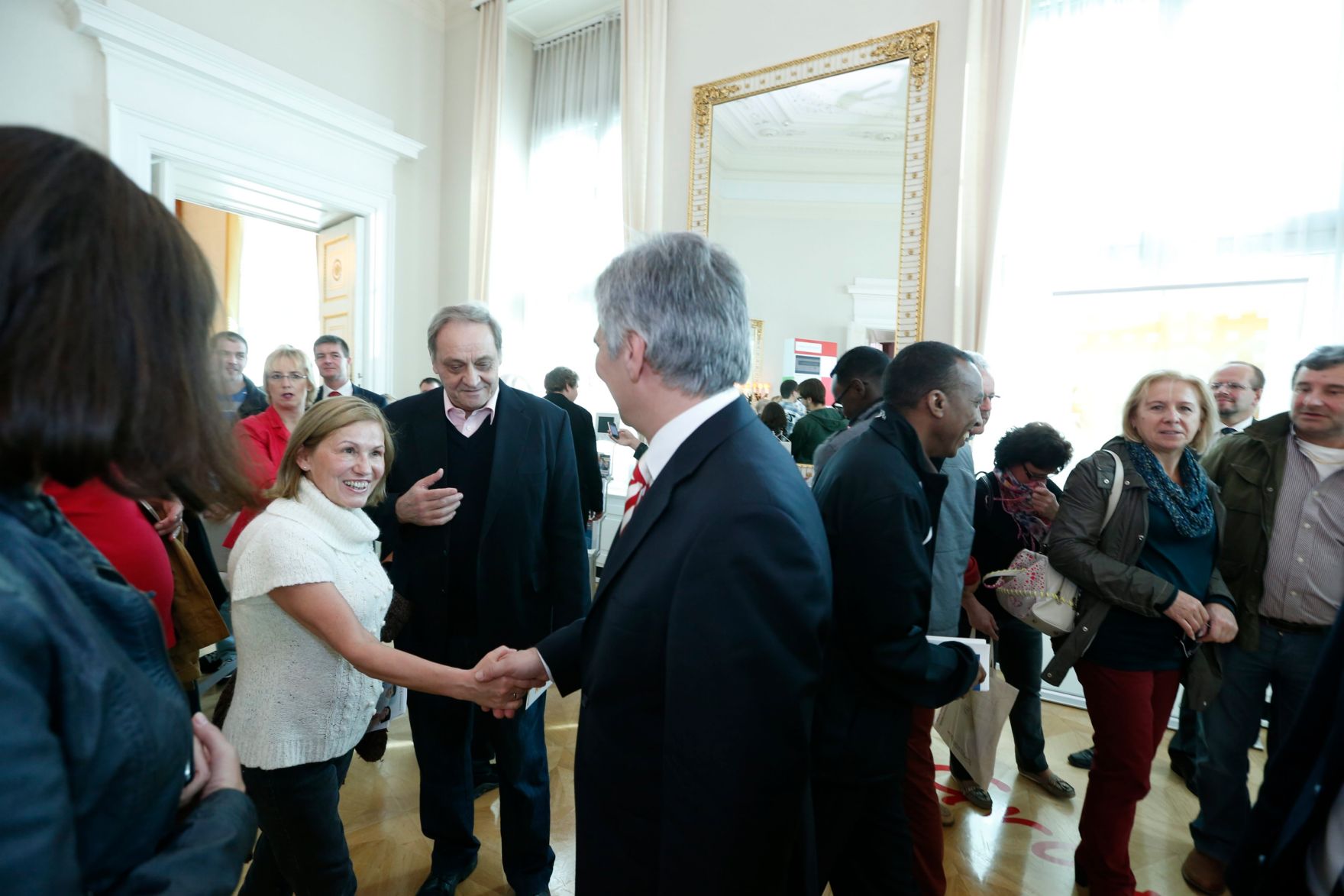 Am 26. Oktober 2013 empfing Bundeskanzler Werner Faymann im Rahmen des Nationalfeiertages Besucherinnen und Besucher im Bundeskanzleramt.