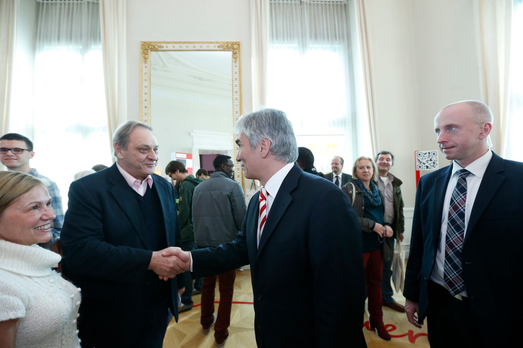 Am 26. Oktober 2013 empfing Bundeskanzler Werner Faymann im Rahmen des Nationalfeiertages Besucherinnen und Besucher im Bundeskanzleramt.