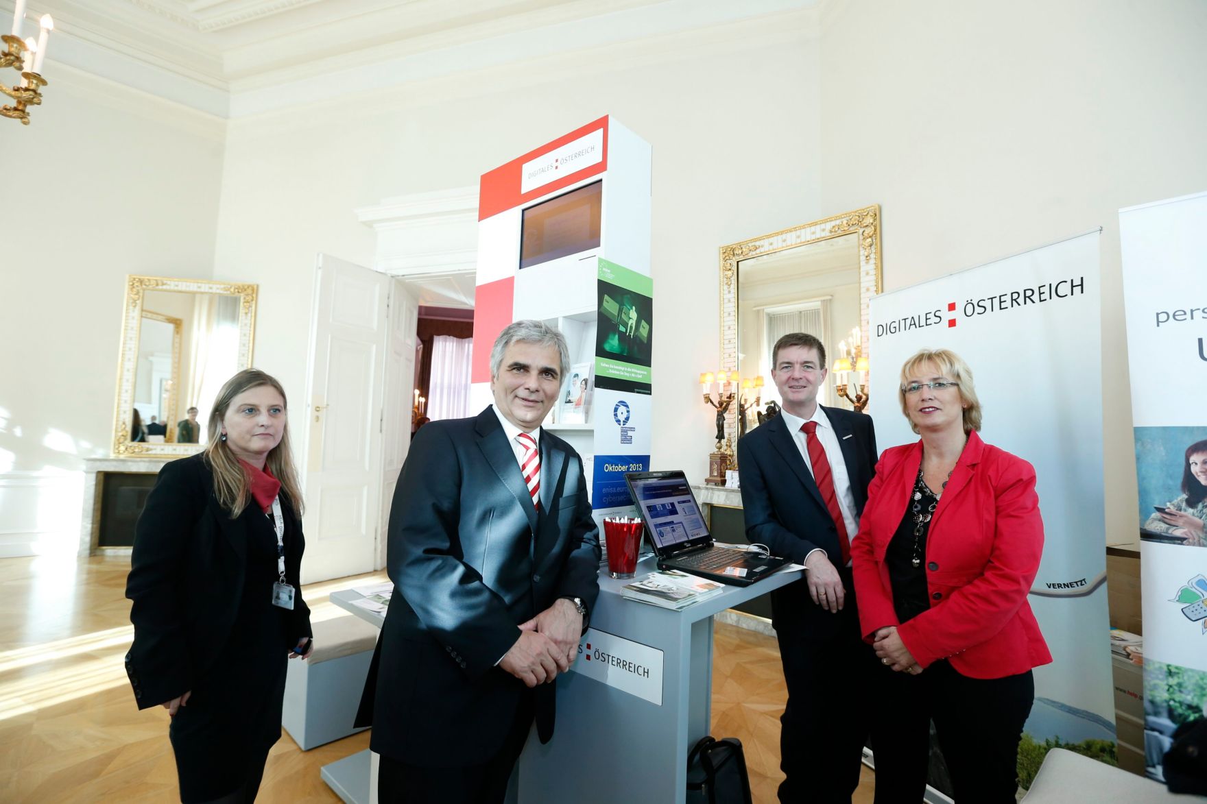 Am 26. Oktober 2013 empfing Bundeskanzler Werner Faymann im Rahmen des Nationalfeiertages Besucherinnen und Besucher im Bundeskanzleramt.