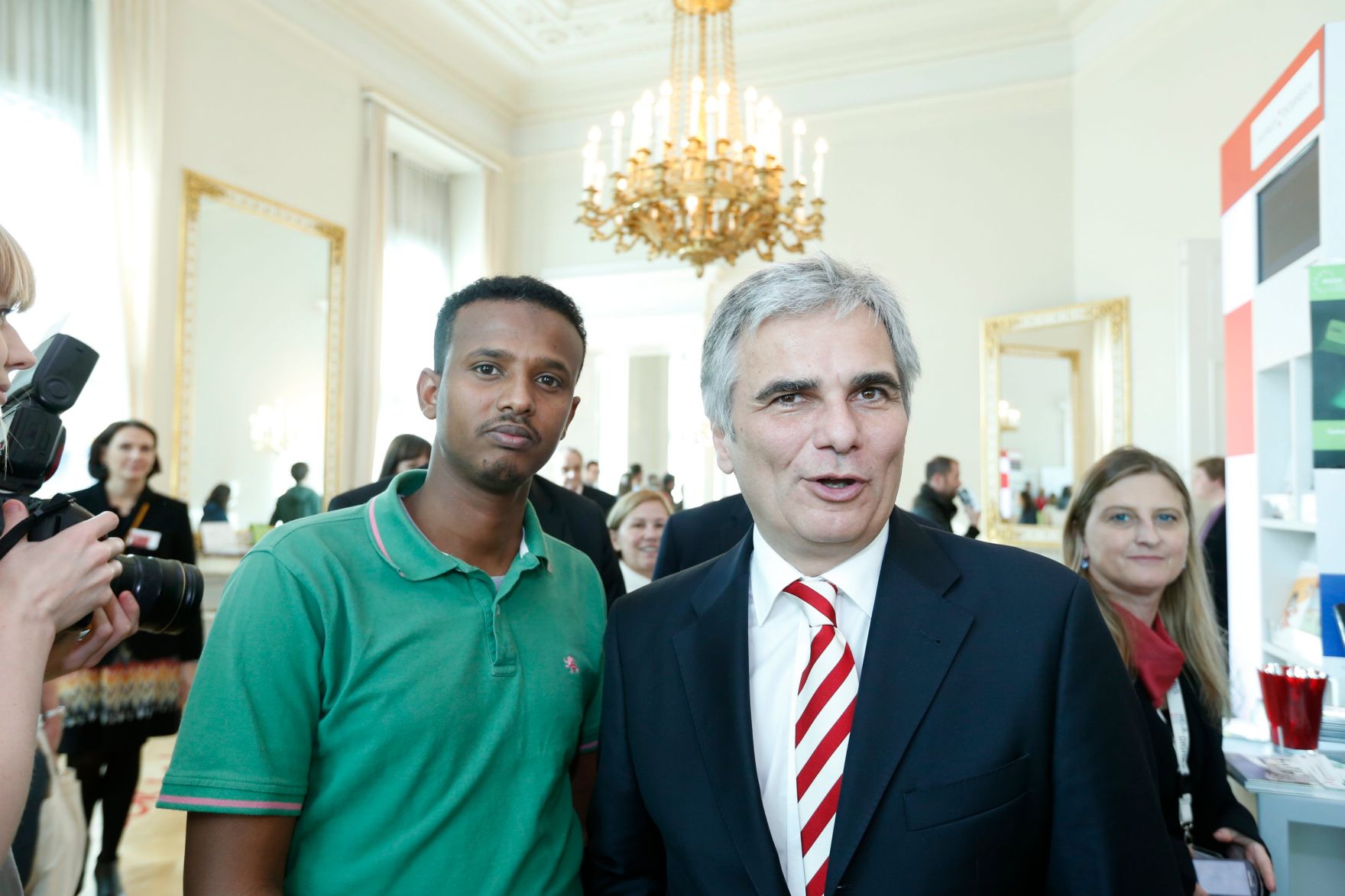 Am 26. Oktober 2013 empfing Bundeskanzler Werner Faymann im Rahmen des Nationalfeiertages Besucherinnen und Besucher im Bundeskanzleramt.