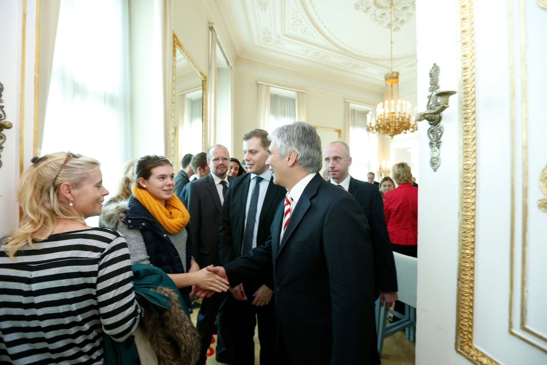 Am 26. Oktober 2013 empfing Bundeskanzler Werner Faymann im Rahmen des Nationalfeiertages Besucherinnen und Besucher im Bundeskanzleramt.
