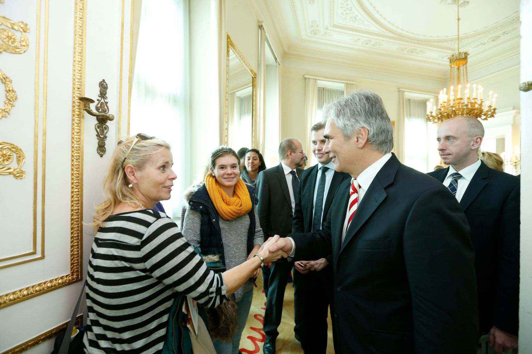 Am 26. Oktober 2013 empfing Bundeskanzler Werner Faymann im Rahmen des Nationalfeiertages Besucherinnen und Besucher im Bundeskanzleramt.