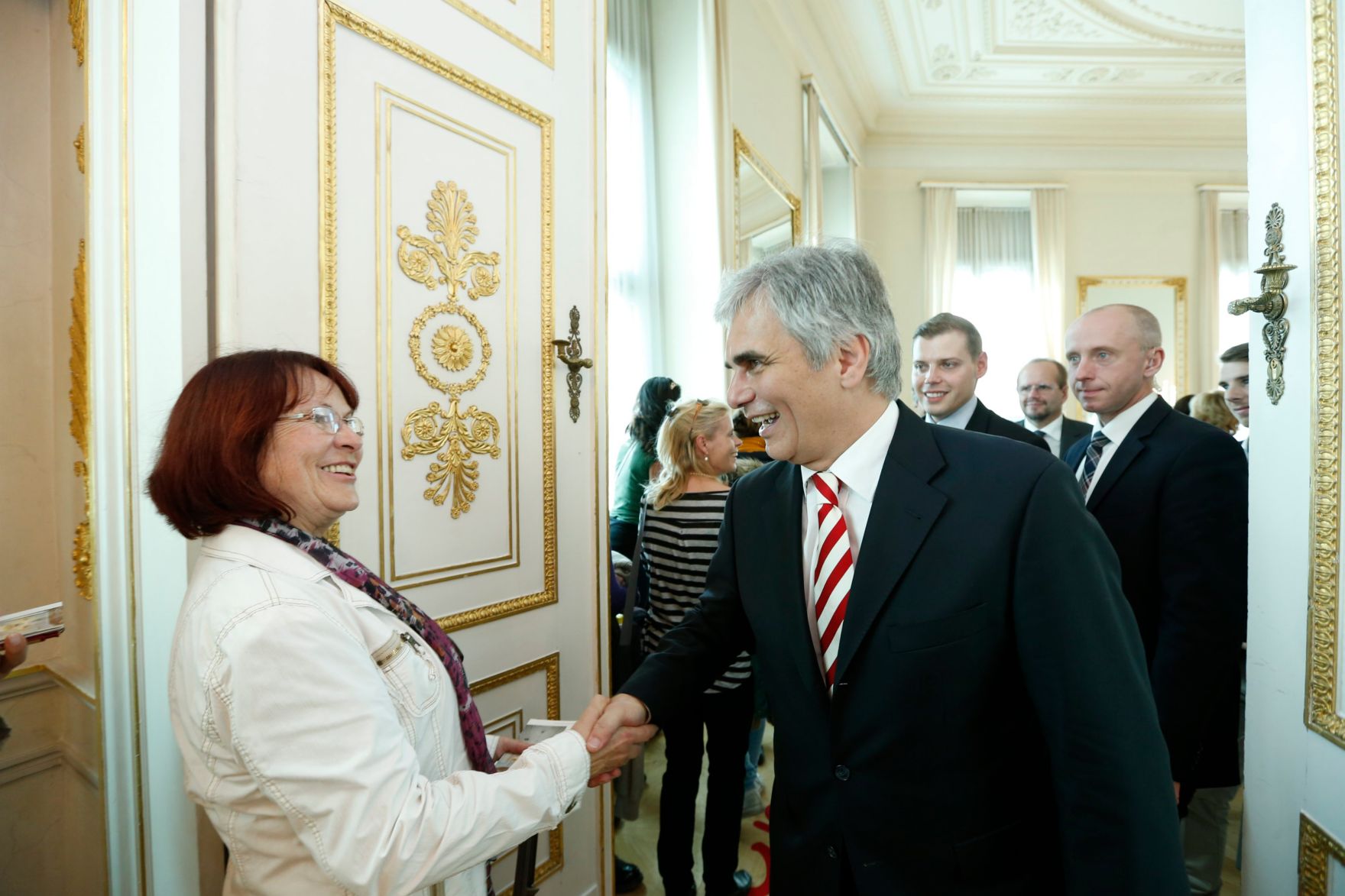 Am 26. Oktober 2013 empfing Bundeskanzler Werner Faymann im Rahmen des Nationalfeiertages Besucherinnen und Besucher im Bundeskanzleramt.