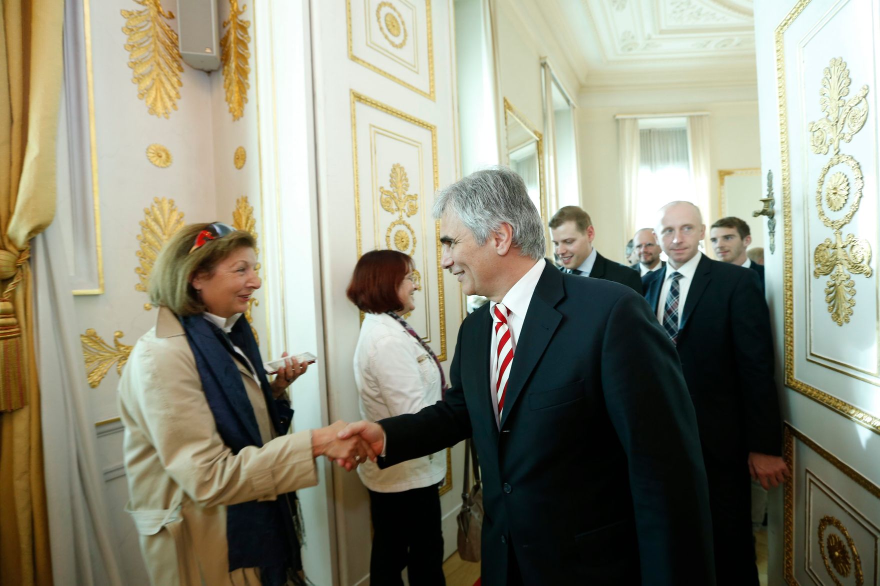 Am 26. Oktober 2013 empfing Bundeskanzler Werner Faymann im Rahmen des Nationalfeiertages Besucherinnen und Besucher im Bundeskanzleramt.