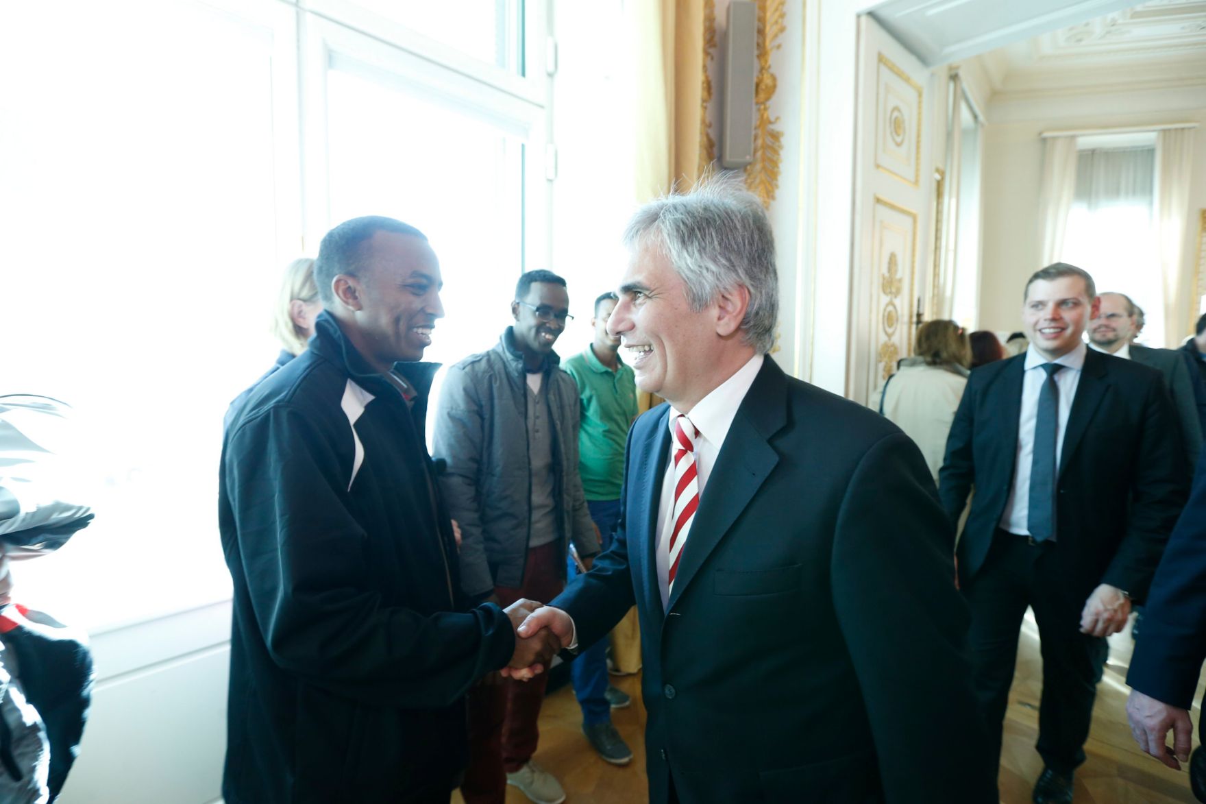 Am 26. Oktober 2013 empfing Bundeskanzler Werner Faymann im Rahmen des Nationalfeiertages Besucherinnen und Besucher im Bundeskanzleramt.