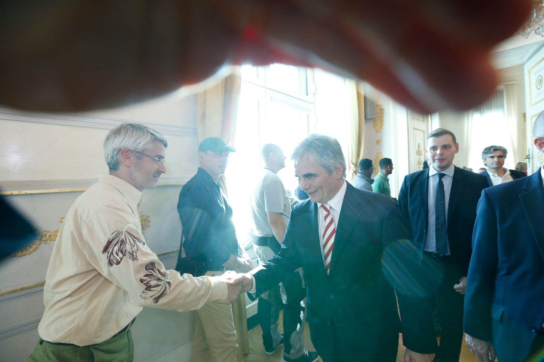 Am 26. Oktober 2013 empfing Bundeskanzler Werner Faymann im Rahmen des Nationalfeiertages Besucherinnen und Besucher im Bundeskanzleramt.