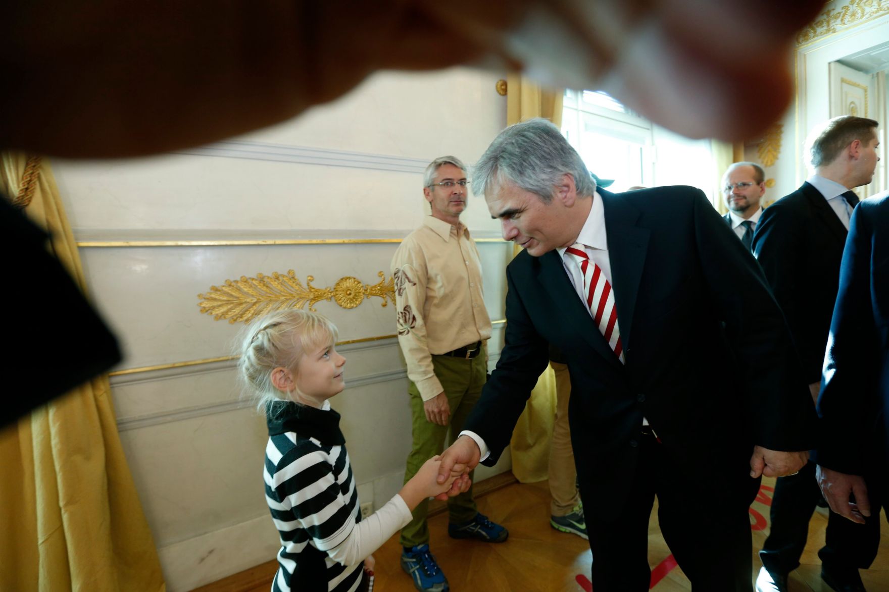 Am 26. Oktober 2013 empfing Bundeskanzler Werner Faymann im Rahmen des Nationalfeiertages Besucherinnen und Besucher im Bundeskanzleramt.