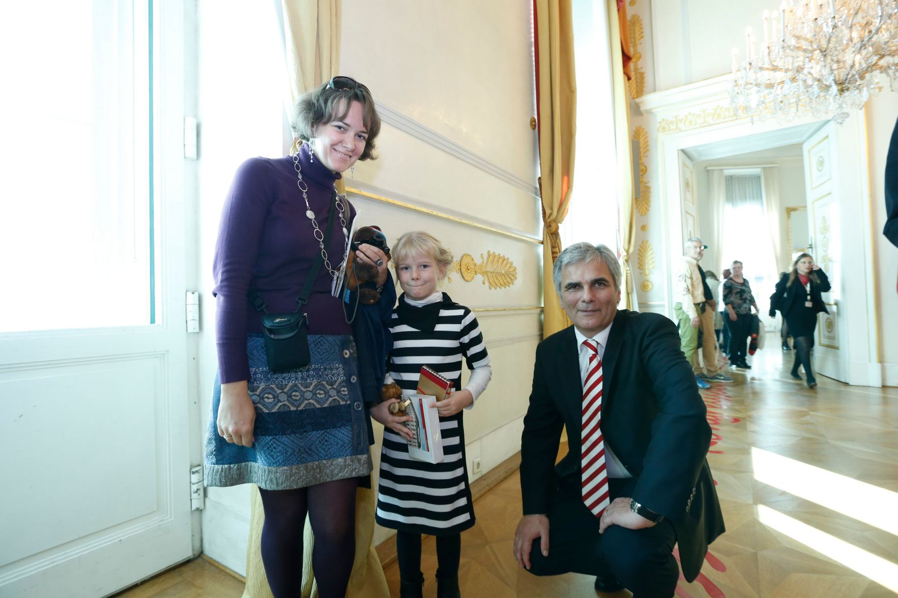 Am 26. Oktober 2013 empfing Bundeskanzler Werner Faymann im Rahmen des Nationalfeiertages Besucherinnen und Besucher im Bundeskanzleramt.