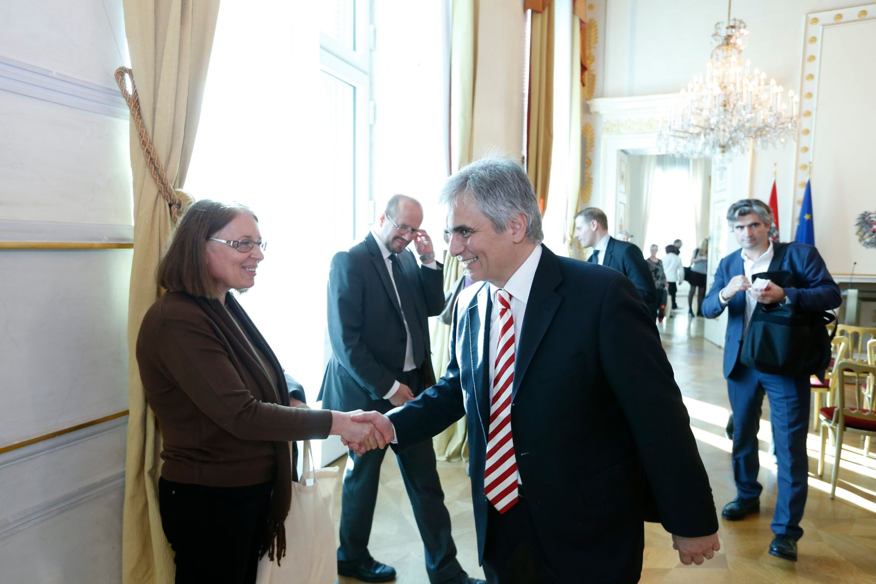 Am 26. Oktober 2013 empfing Bundeskanzler Werner Faymann im Rahmen des Nationalfeiertages Besucherinnen und Besucher im Bundeskanzleramt.