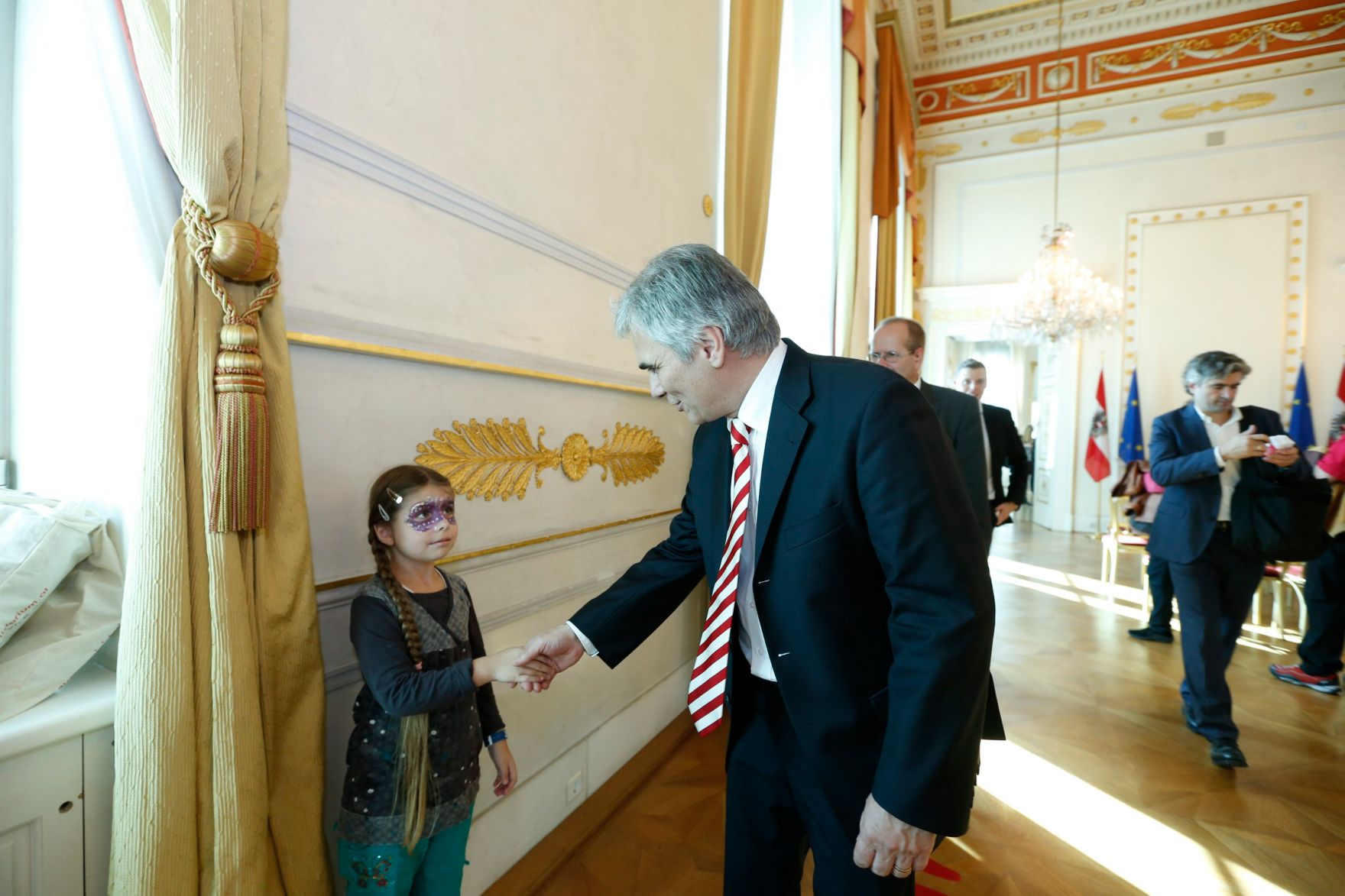 Am 26. Oktober 2013 empfing Bundeskanzler Werner Faymann im Rahmen des Nationalfeiertages Besucherinnen und Besucher im Bundeskanzleramt.
