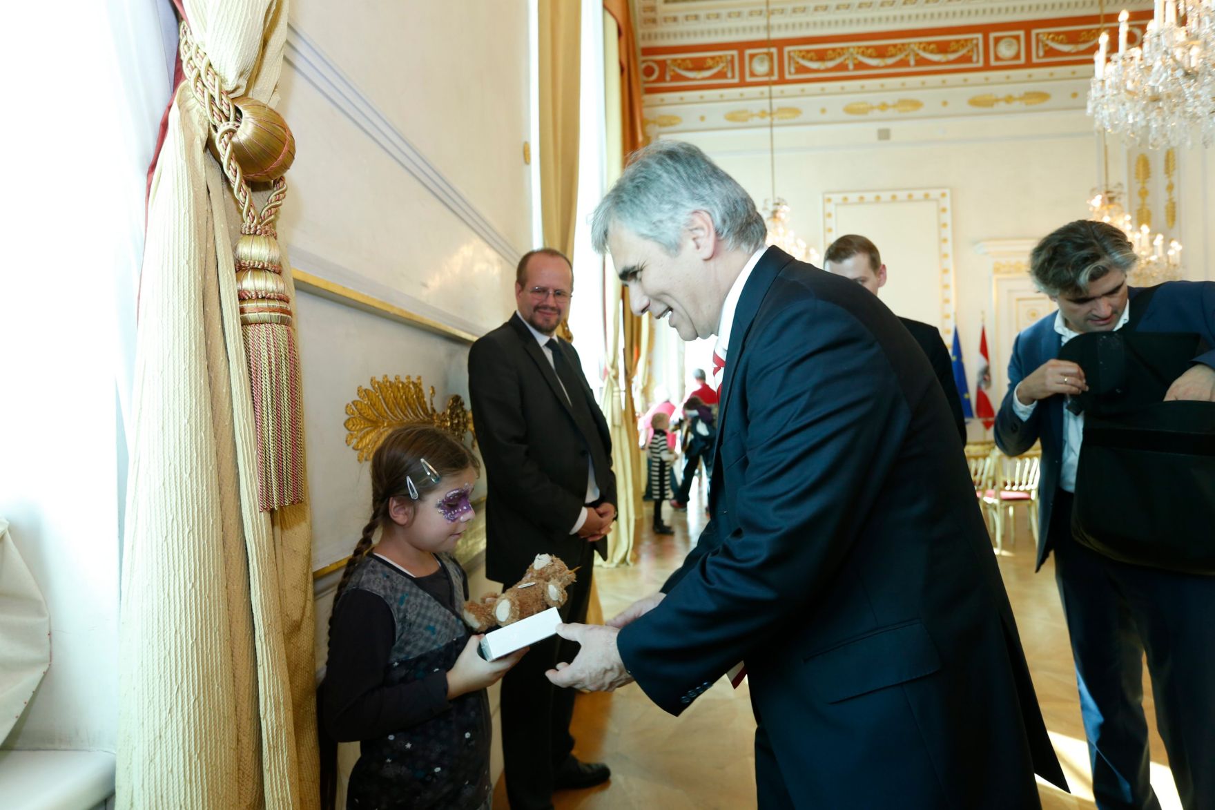Am 26. Oktober 2013 empfing Bundeskanzler Werner Faymann im Rahmen des Nationalfeiertages Besucherinnen und Besucher im Bundeskanzleramt.