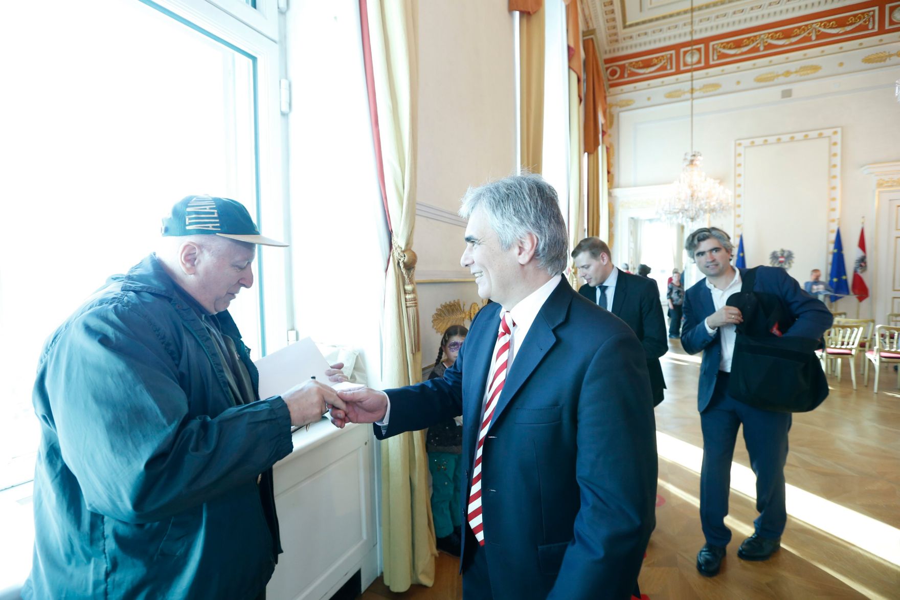 Am 26. Oktober 2013 empfing Bundeskanzler Werner Faymann im Rahmen des Nationalfeiertages Besucherinnen und Besucher im Bundeskanzleramt.