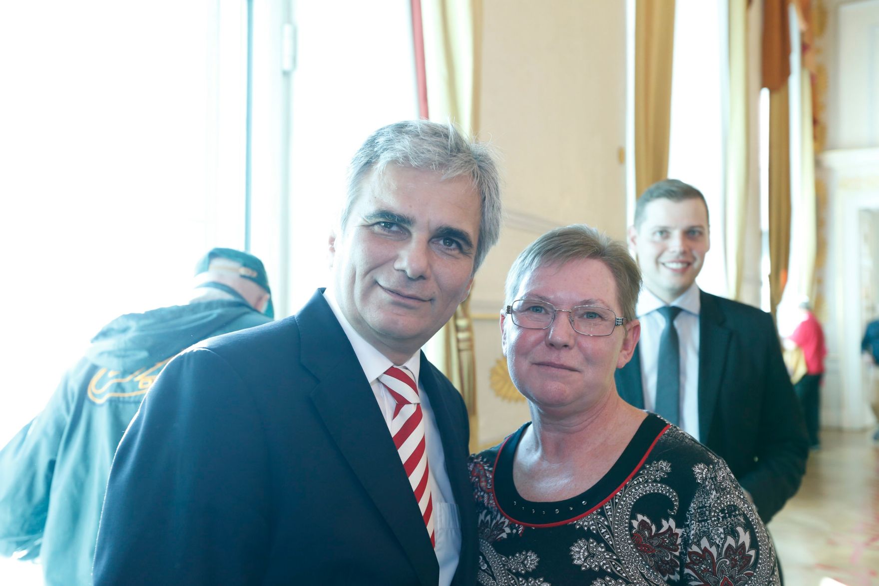 Am 26. Oktober 2013 empfing Bundeskanzler Werner Faymann im Rahmen des Nationalfeiertages Besucherinnen und Besucher im Bundeskanzleramt.