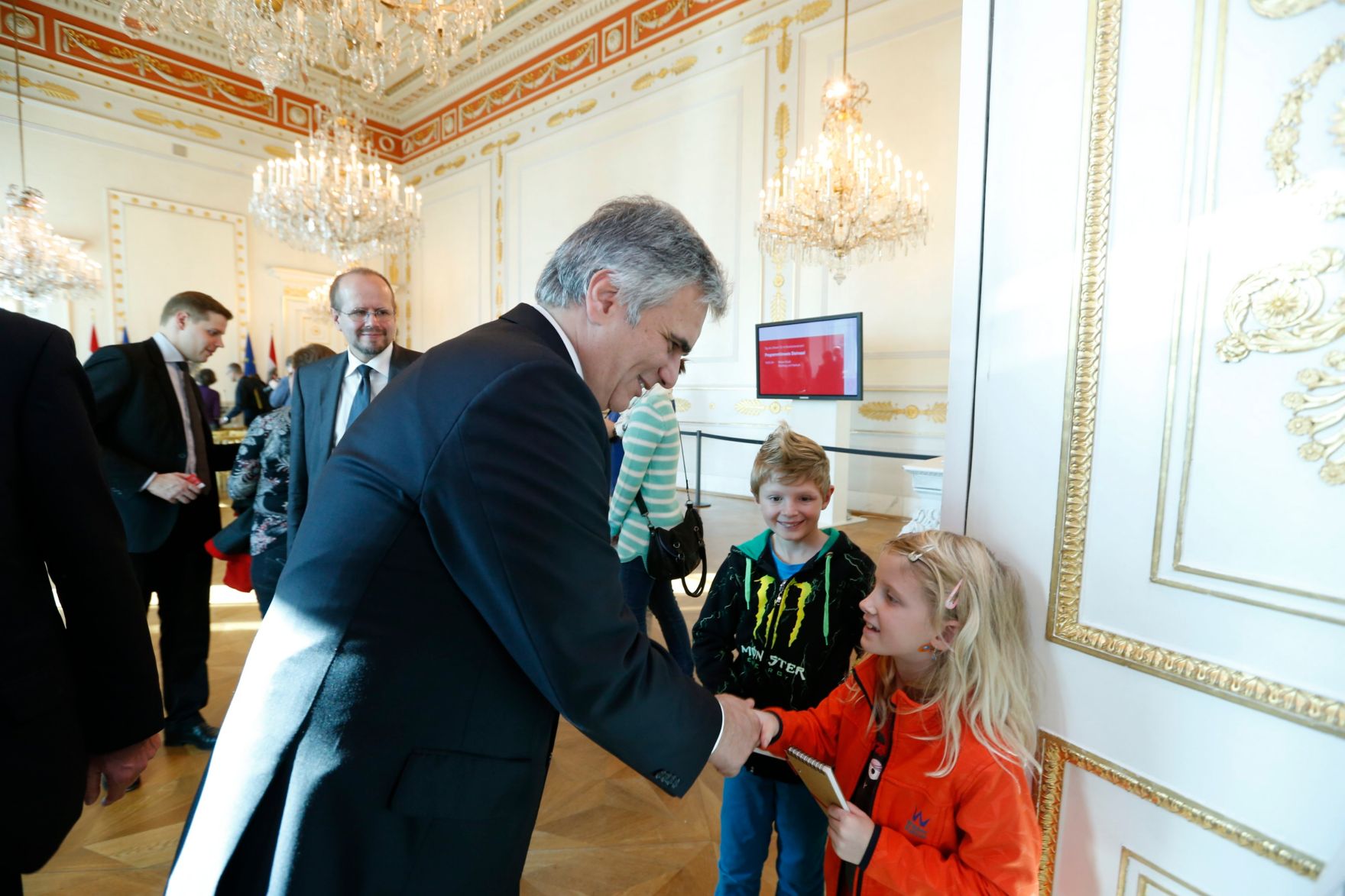 Am 26. Oktober 2013 empfing Bundeskanzler Werner Faymann im Rahmen des Nationalfeiertages Besucherinnen und Besucher im Bundeskanzleramt.