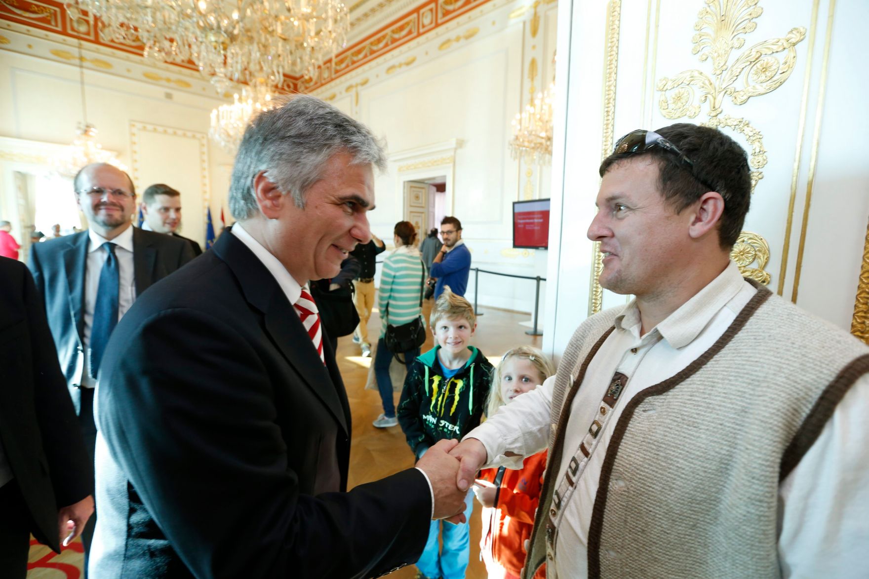 Am 26. Oktober 2013 empfing Bundeskanzler Werner Faymann im Rahmen des Nationalfeiertages Besucherinnen und Besucher im Bundeskanzleramt.