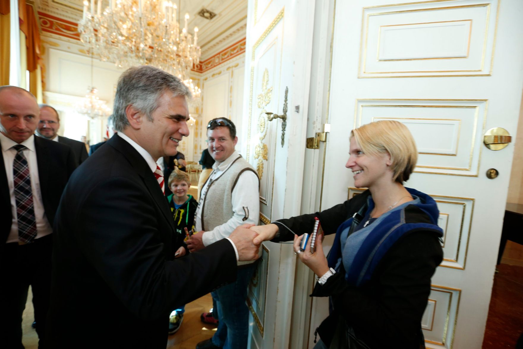 Am 26. Oktober 2013 empfing Bundeskanzler Werner Faymann im Rahmen des Nationalfeiertages Besucherinnen und Besucher im Bundeskanzleramt.