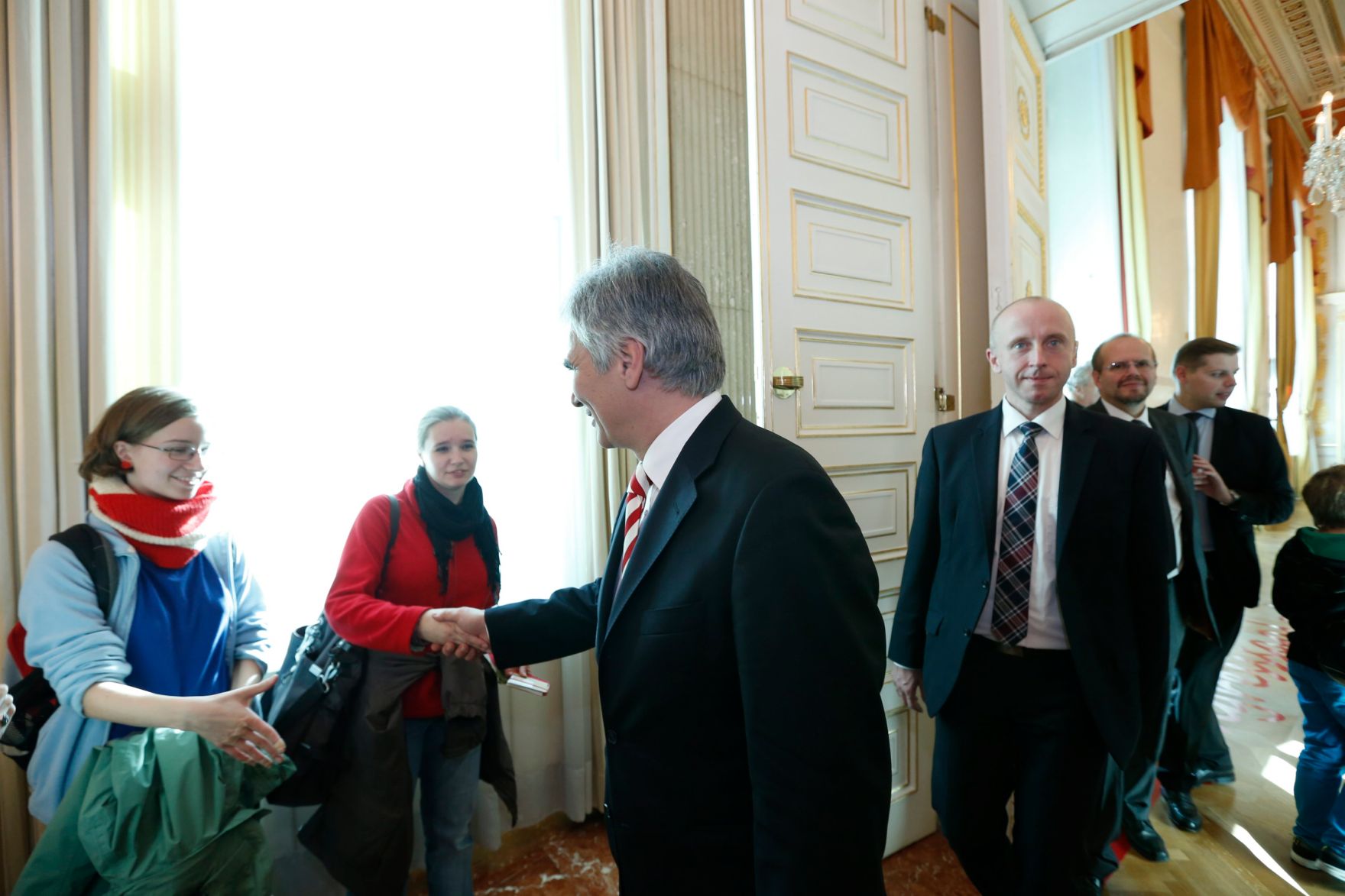 Am 26. Oktober 2013 empfing Bundeskanzler Werner Faymann im Rahmen des Nationalfeiertages Besucherinnen und Besucher im Bundeskanzleramt.