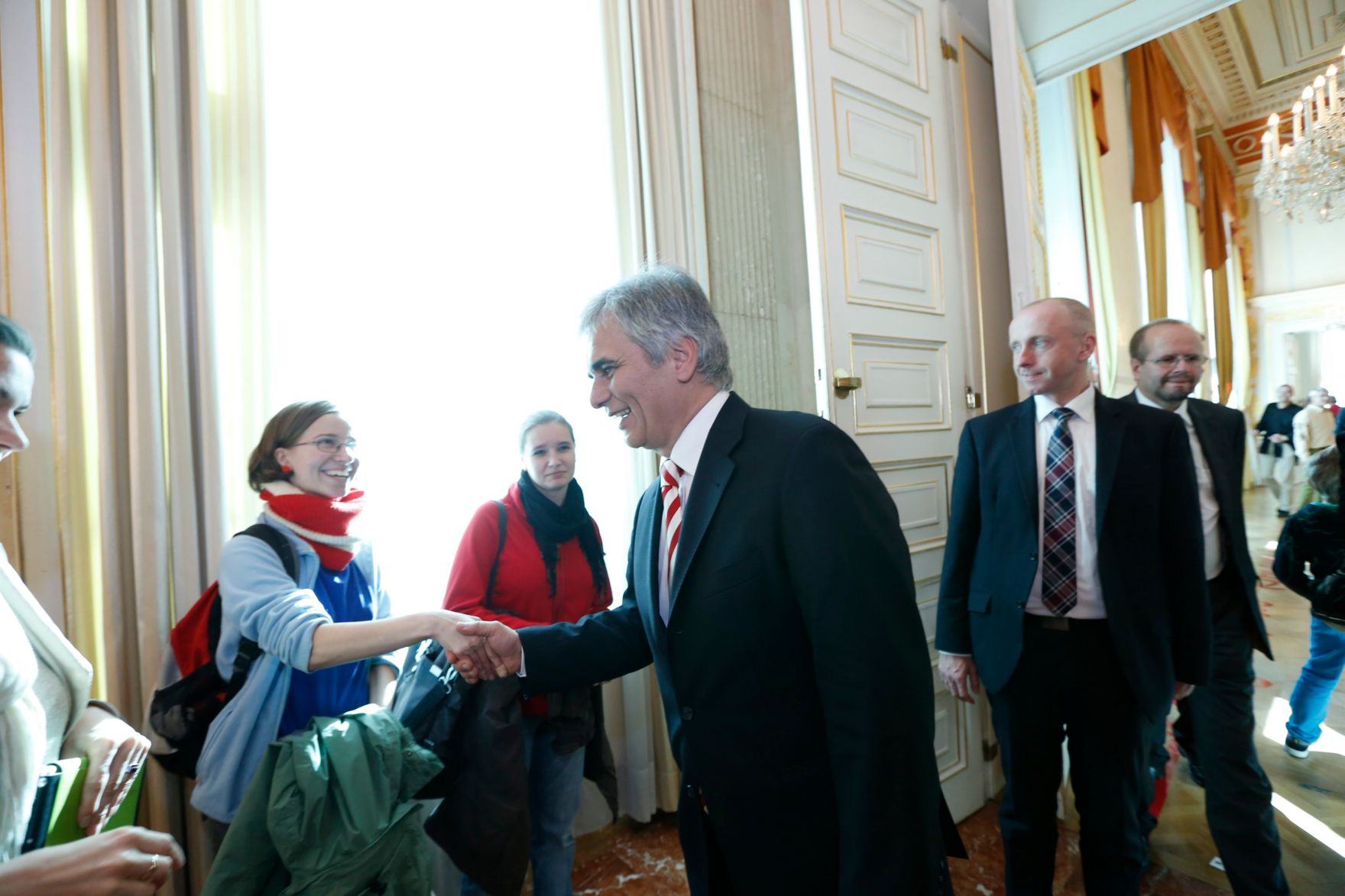 Am 26. Oktober 2013 empfing Bundeskanzler Werner Faymann im Rahmen des Nationalfeiertages Besucherinnen und Besucher im Bundeskanzleramt.