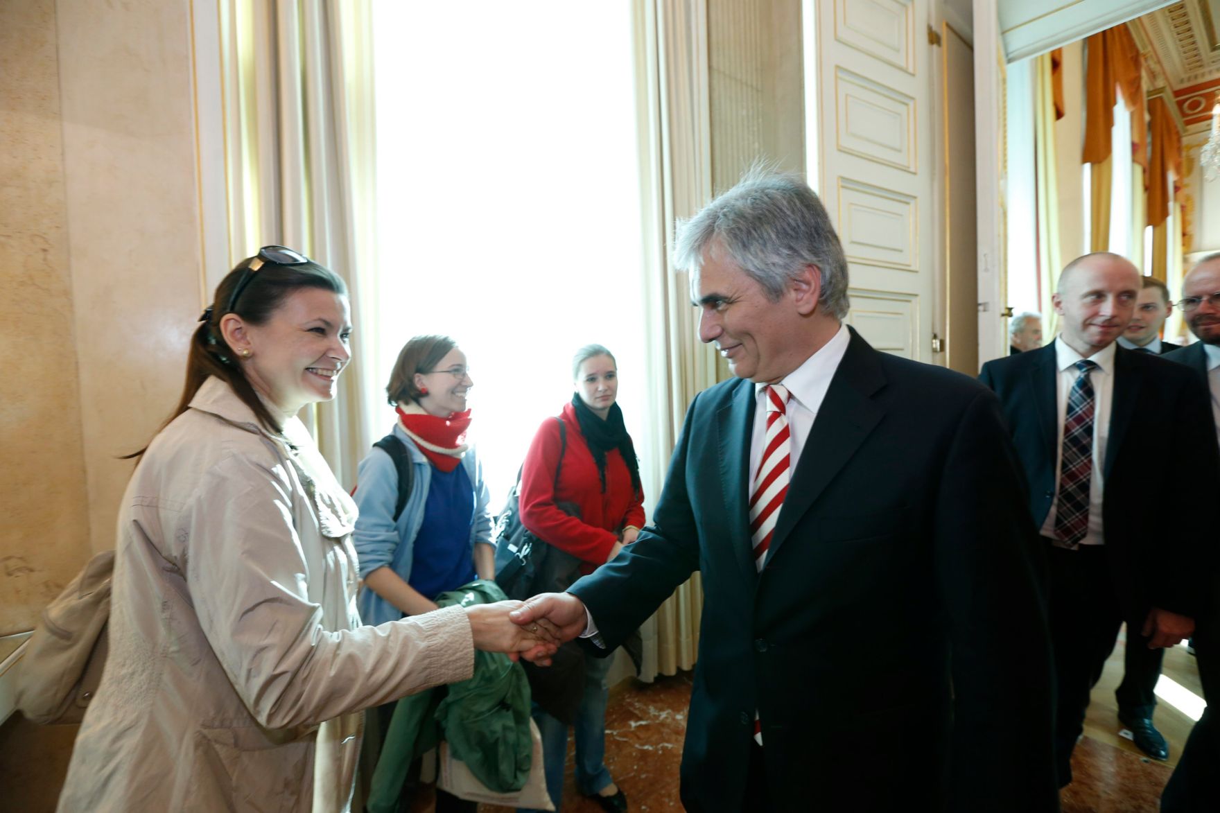 Am 26. Oktober 2013 empfing Bundeskanzler Werner Faymann im Rahmen des Nationalfeiertages Besucherinnen und Besucher im Bundeskanzleramt.