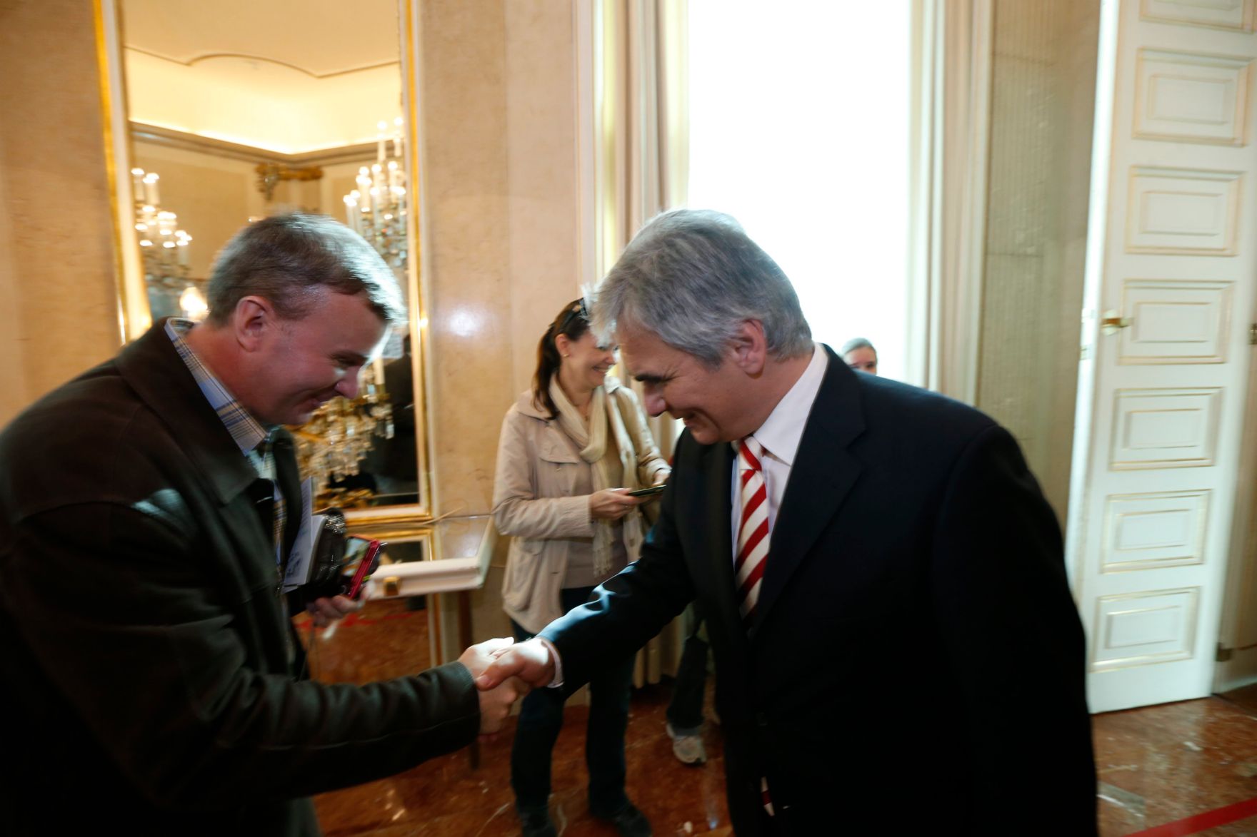 Am 26. Oktober 2013 empfing Bundeskanzler Werner Faymann im Rahmen des Nationalfeiertages Besucherinnen und Besucher im Bundeskanzleramt.