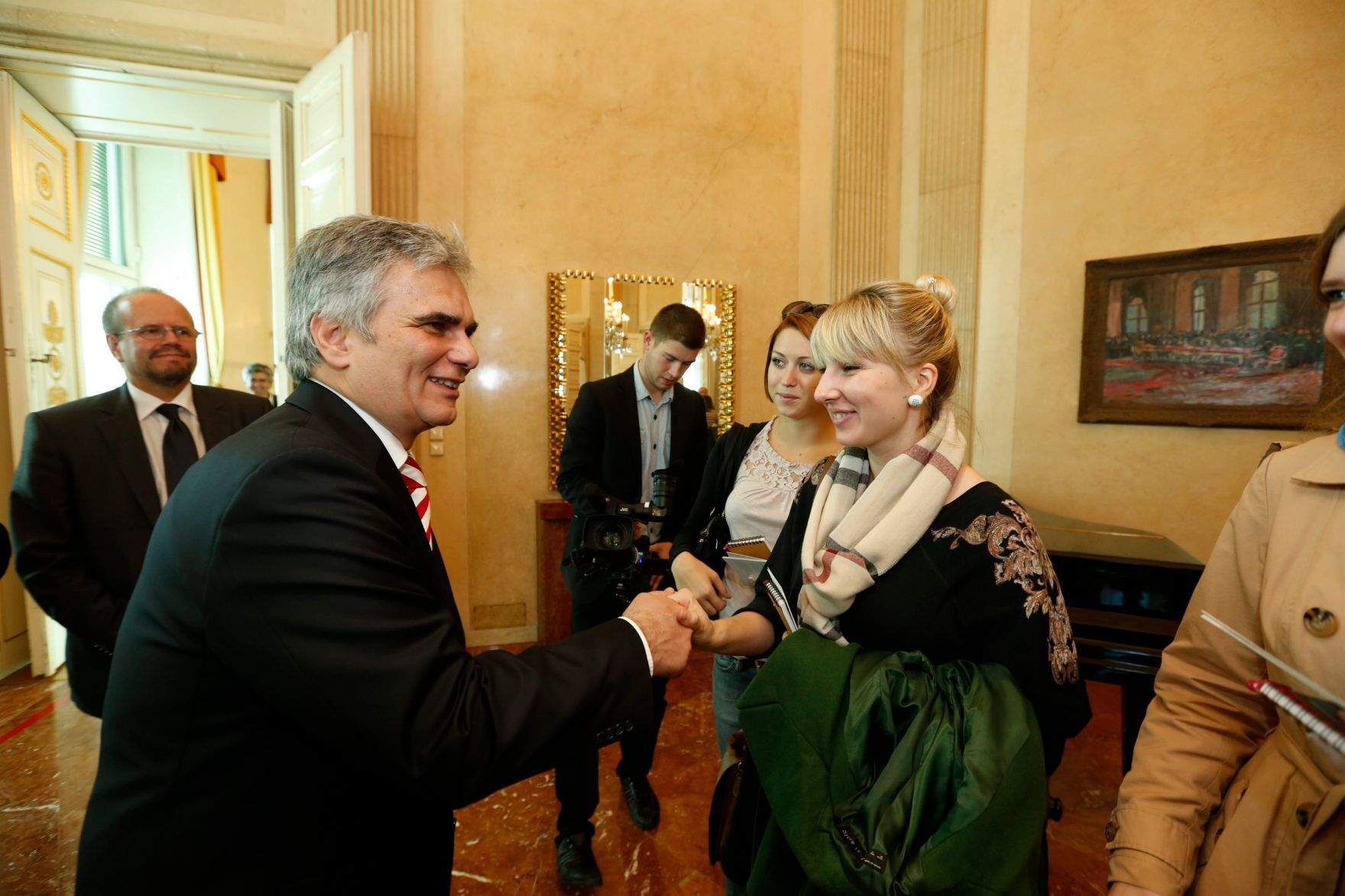 Am 26. Oktober 2013 empfing Bundeskanzler Werner Faymann im Rahmen des Nationalfeiertages Besucherinnen und Besucher im Bundeskanzleramt.