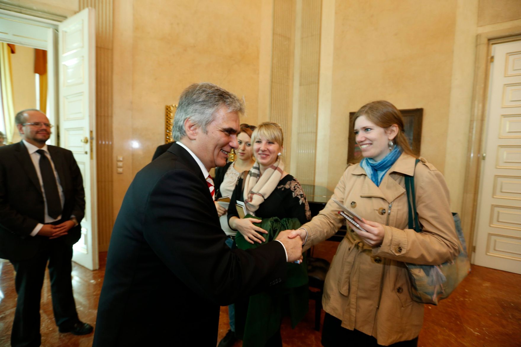 Am 26. Oktober 2013 empfing Bundeskanzler Werner Faymann im Rahmen des Nationalfeiertages Besucherinnen und Besucher im Bundeskanzleramt.