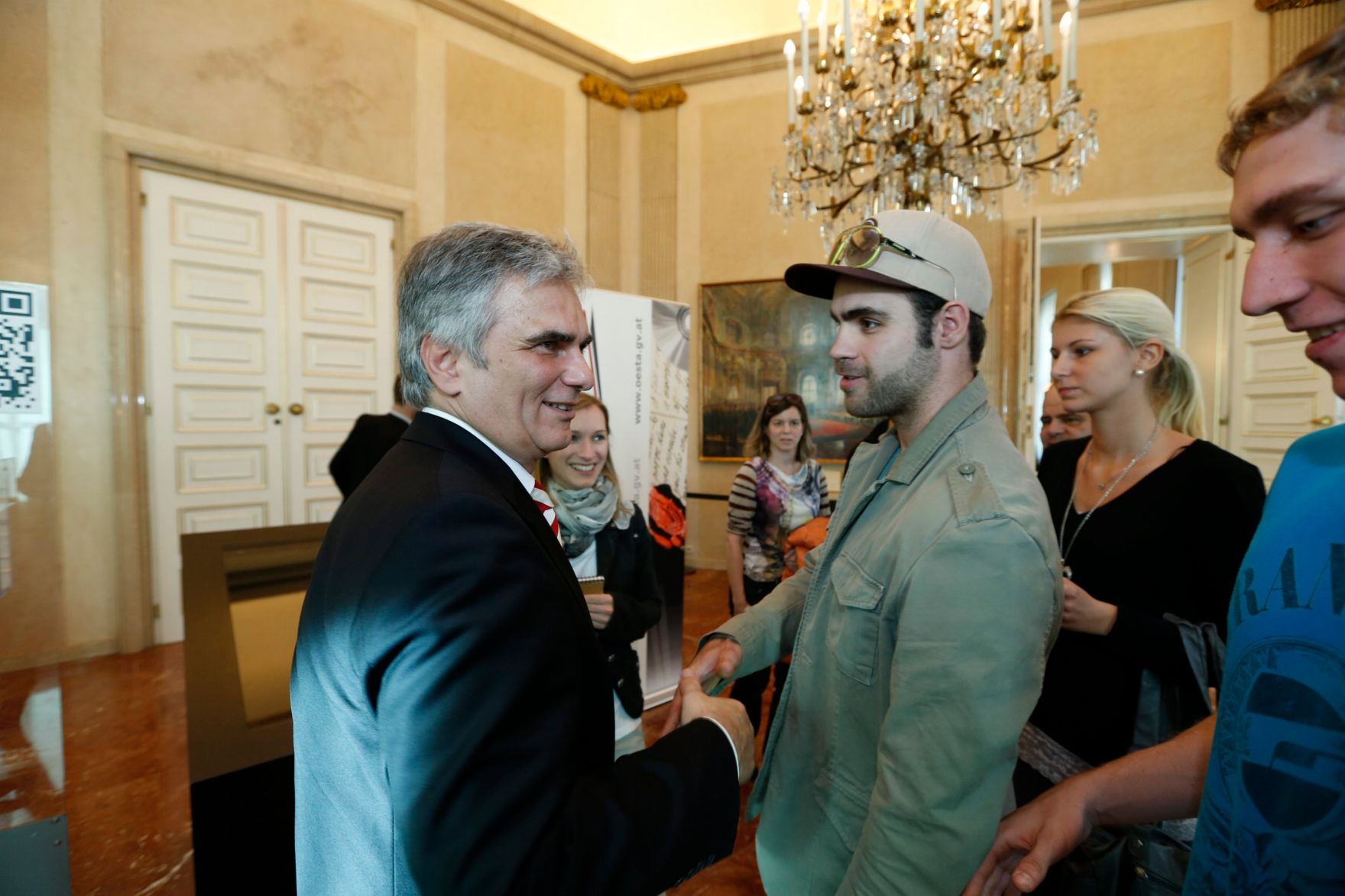 Am 26. Oktober 2013 empfing Bundeskanzler Werner Faymann im Rahmen des Nationalfeiertages Besucherinnen und Besucher im Bundeskanzleramt.
