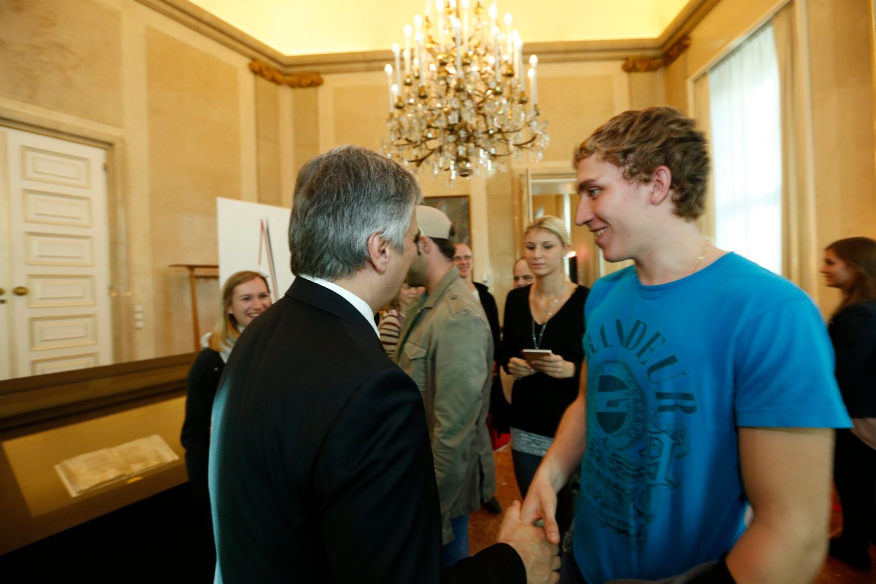 Am 26. Oktober 2013 empfing Bundeskanzler Werner Faymann im Rahmen des Nationalfeiertages Besucherinnen und Besucher im Bundeskanzleramt.