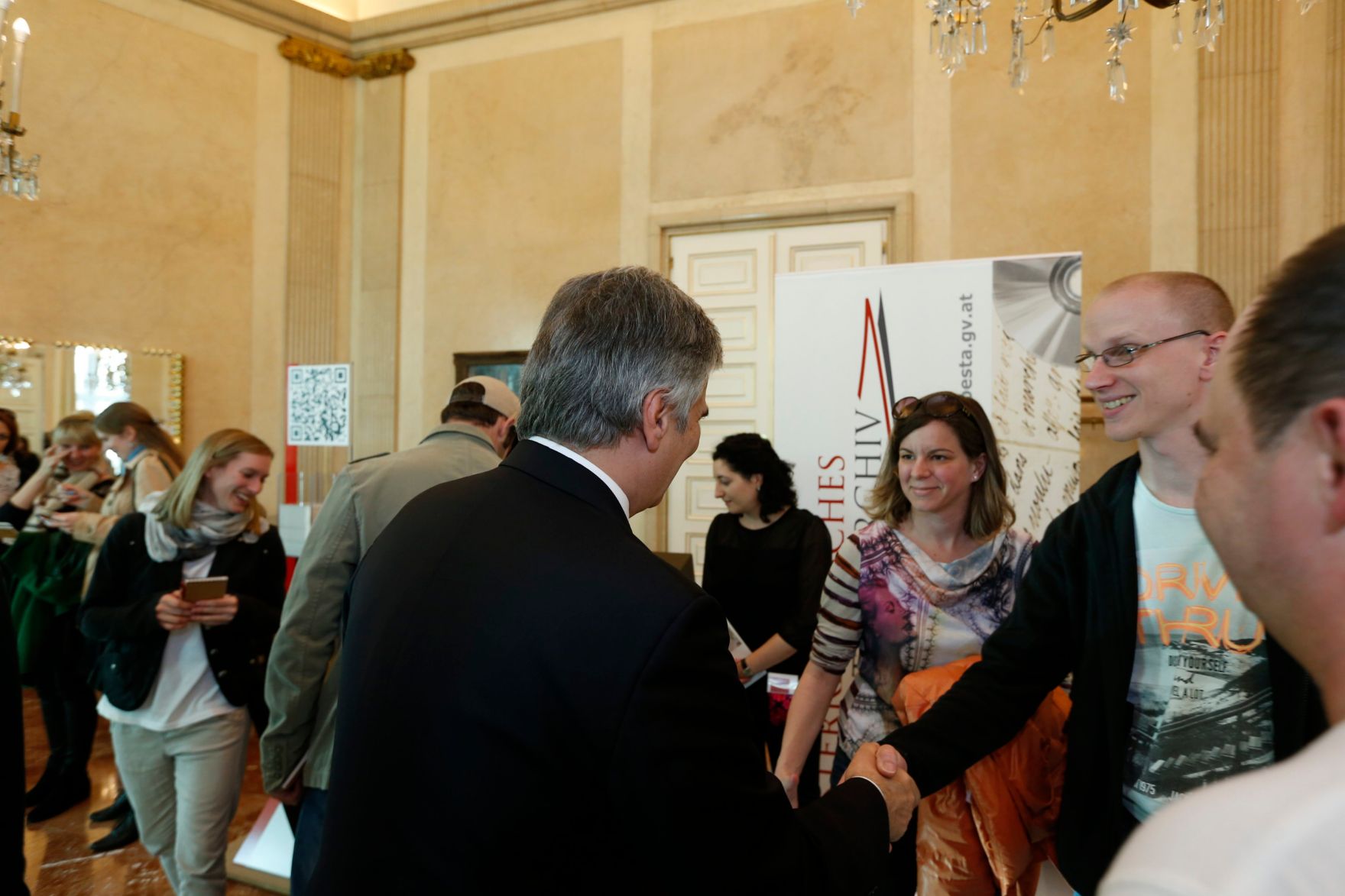 Am 26. Oktober 2013 empfing Bundeskanzler Werner Faymann im Rahmen des Nationalfeiertages Besucherinnen und Besucher im Bundeskanzleramt.