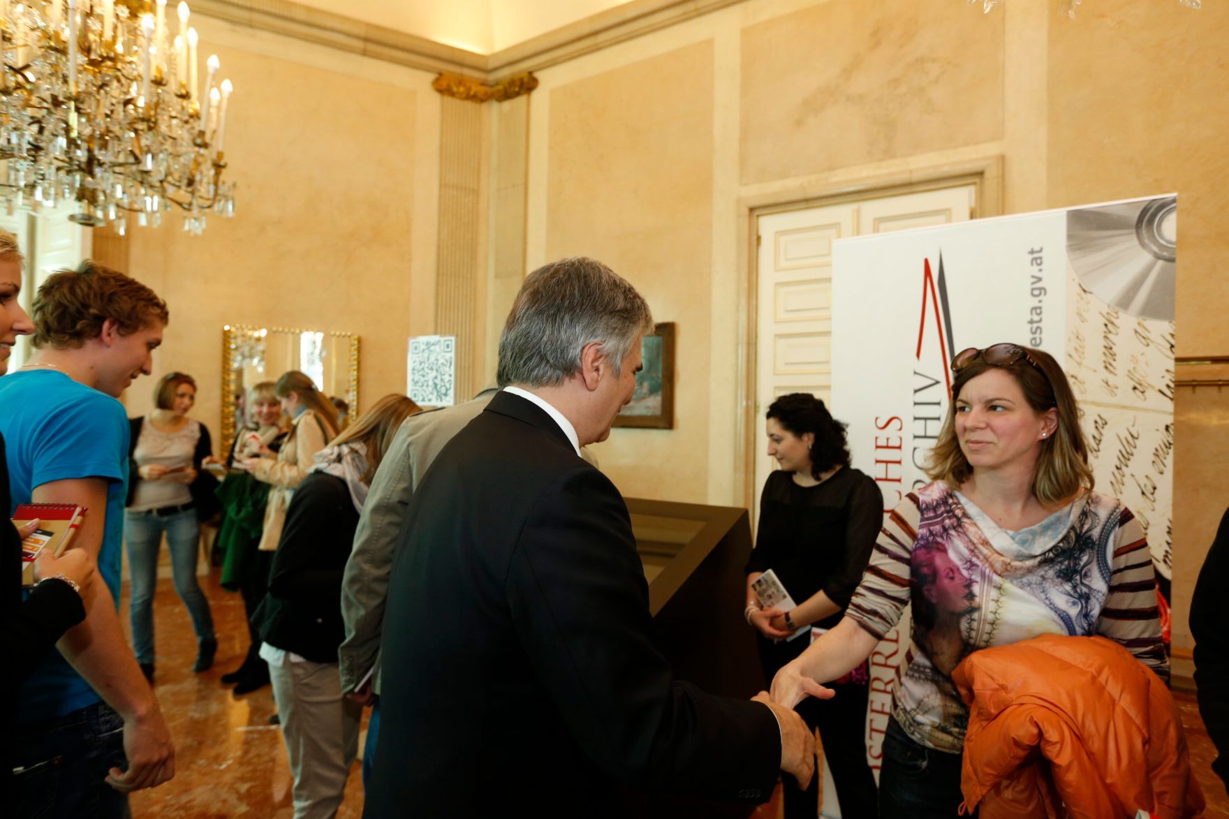 Am 26. Oktober 2013 empfing Bundeskanzler Werner Faymann im Rahmen des Nationalfeiertages Besucherinnen und Besucher im Bundeskanzleramt.