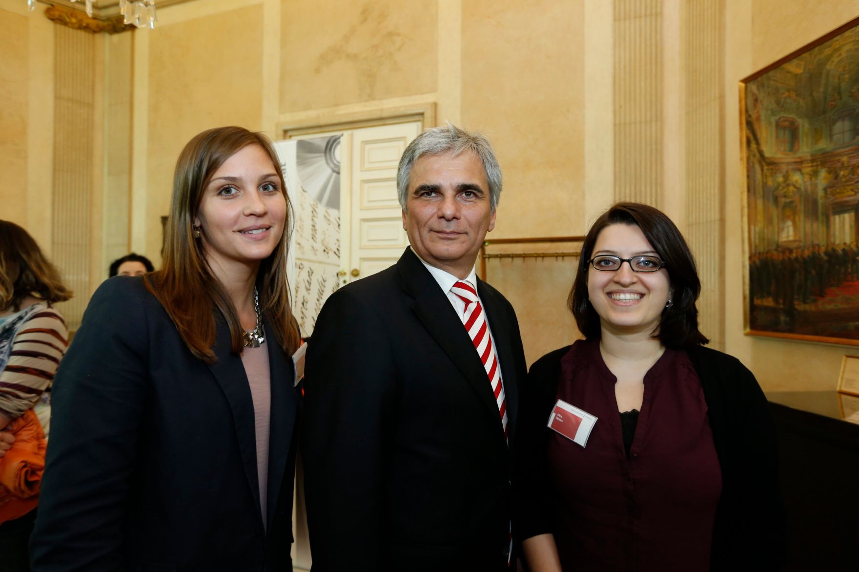 Am 26. Oktober 2013 empfing Bundeskanzler Werner Faymann im Rahmen des Nationalfeiertages Besucherinnen und Besucher im Bundeskanzleramt.