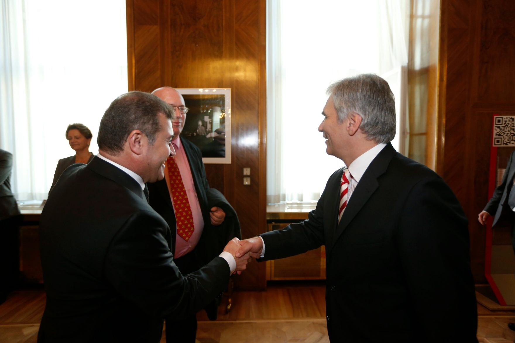 Am 26. Oktober 2013 empfing Bundeskanzler Werner Faymann im Rahmen des Nationalfeiertages Besucherinnen und Besucher im Bundeskanzleramt.