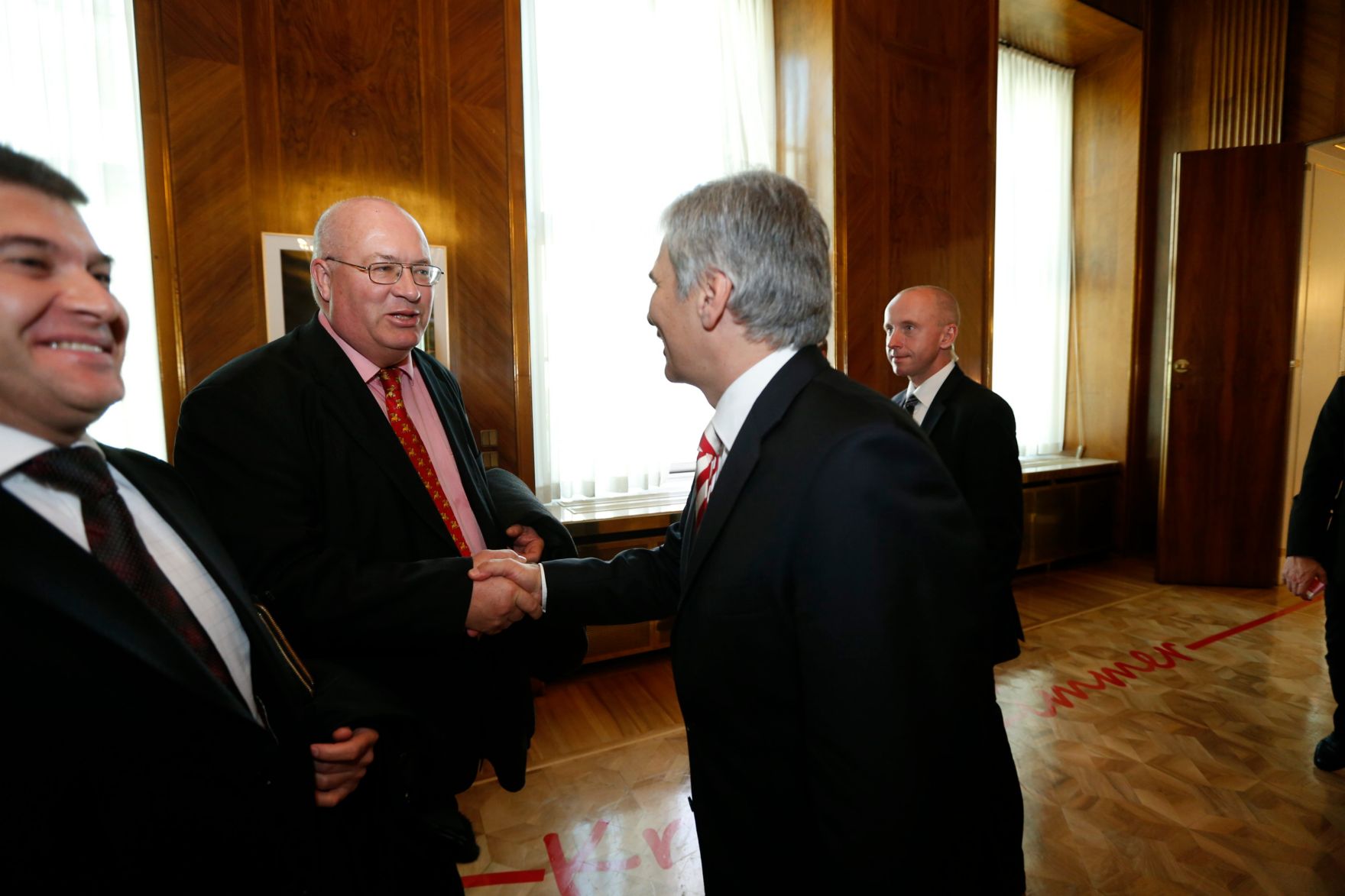 Am 26. Oktober 2013 empfing Bundeskanzler Werner Faymann im Rahmen des Nationalfeiertages Besucherinnen und Besucher im Bundeskanzleramt.