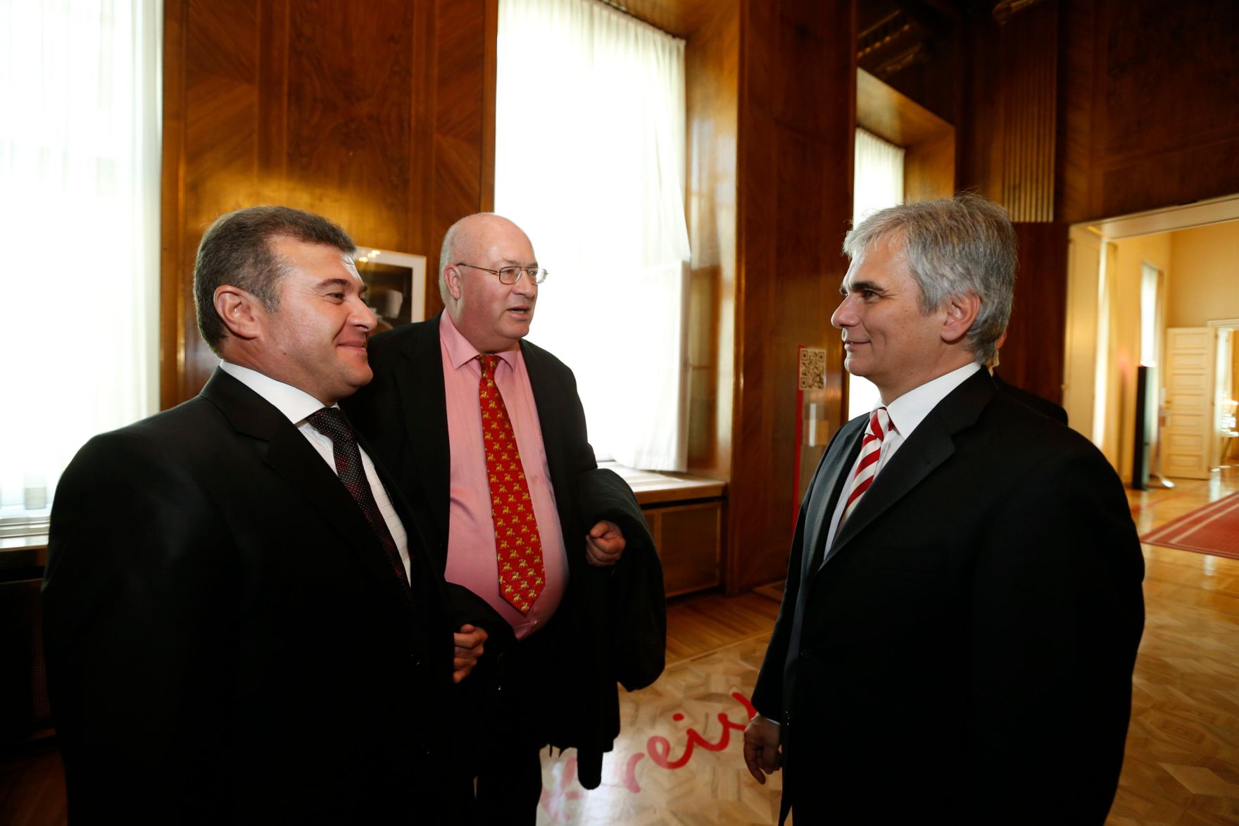 Am 26. Oktober 2013 empfing Bundeskanzler Werner Faymann im Rahmen des Nationalfeiertages Besucherinnen und Besucher im Bundeskanzleramt.