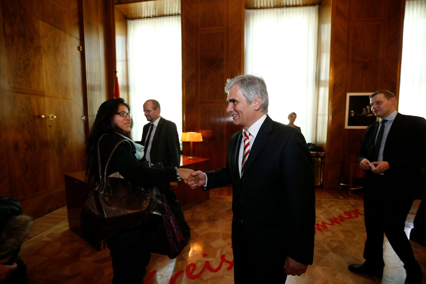 Am 26. Oktober 2013 empfing Bundeskanzler Werner Faymann im Rahmen des Nationalfeiertages Besucherinnen und Besucher im Bundeskanzleramt.