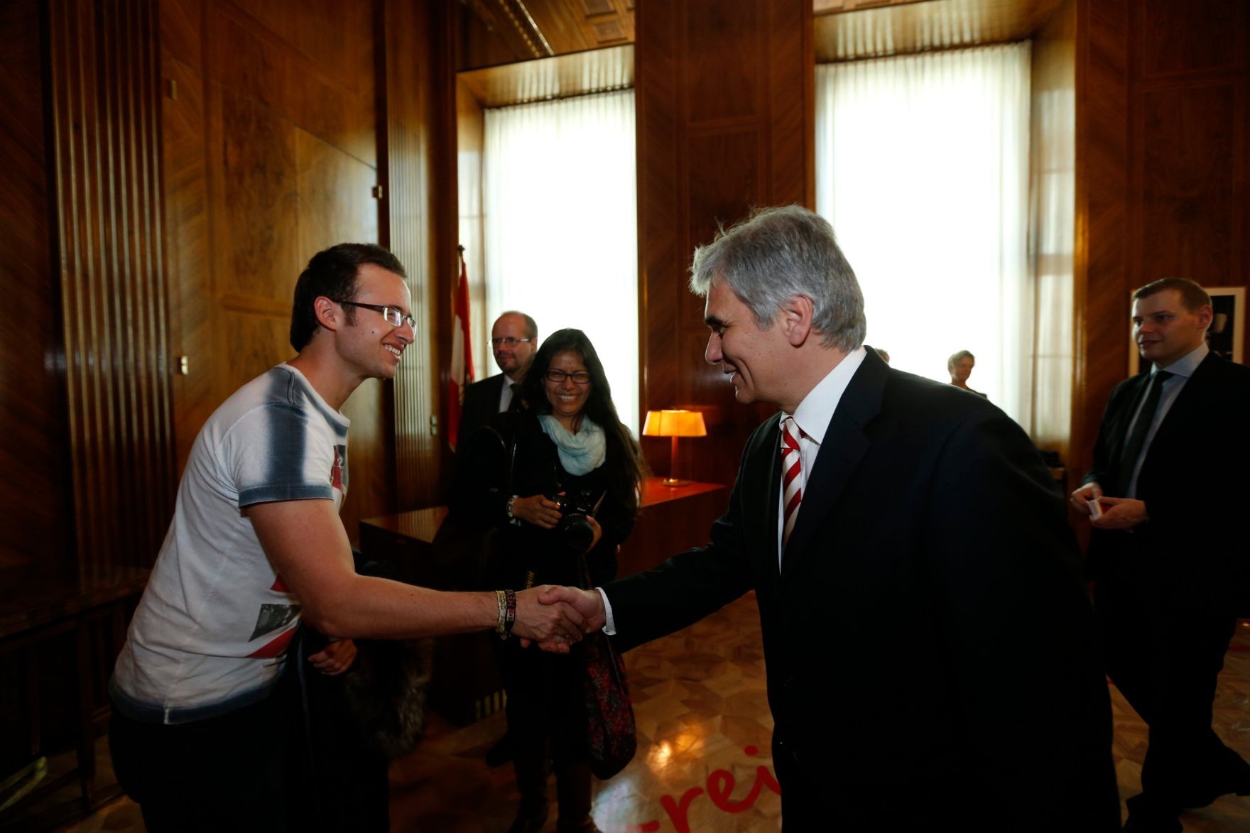 Am 26. Oktober 2013 empfing Bundeskanzler Werner Faymann im Rahmen des Nationalfeiertages Besucherinnen und Besucher im Bundeskanzleramt.