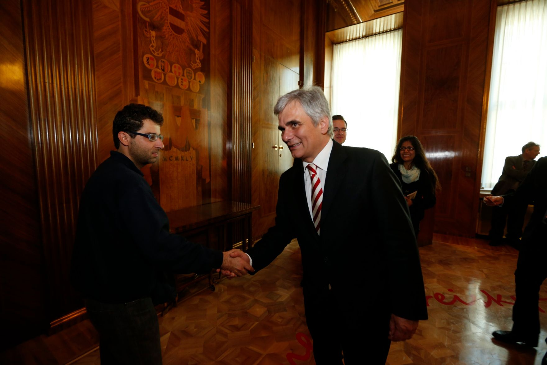 Am 26. Oktober 2013 empfing Bundeskanzler Werner Faymann im Rahmen des Nationalfeiertages Besucherinnen und Besucher im Bundeskanzleramt.