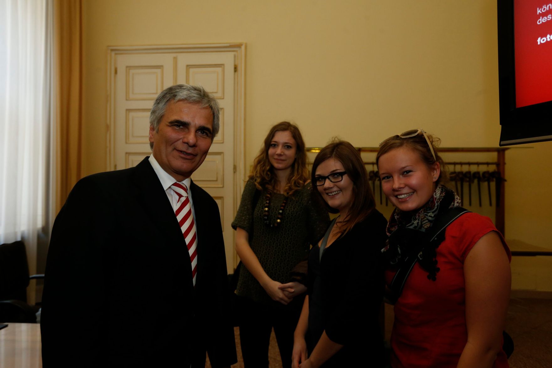 Am 26. Oktober 2013 empfing Bundeskanzler Werner Faymann im Rahmen des Nationalfeiertages Besucherinnen und Besucher im Bundeskanzleramt.