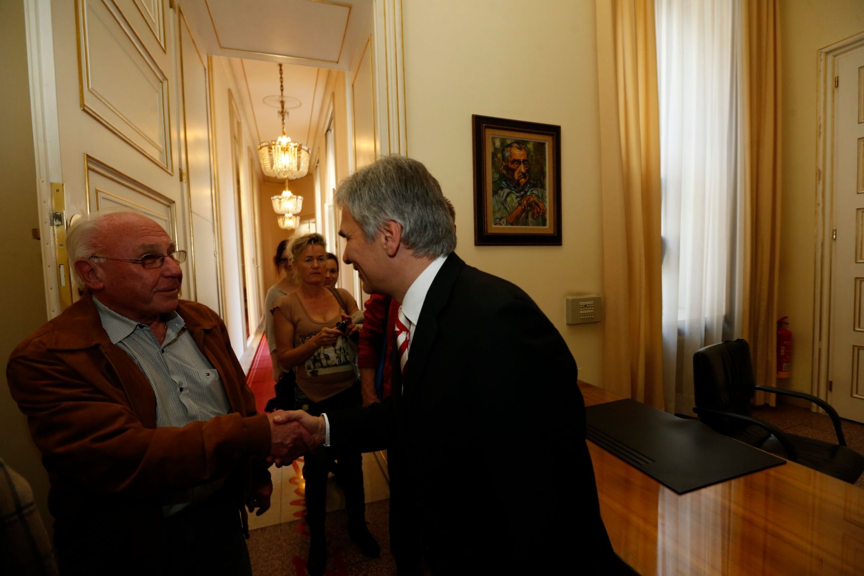 Am 26. Oktober 2013 empfing Bundeskanzler Werner Faymann im Rahmen des Nationalfeiertages Besucherinnen und Besucher im Bundeskanzleramt.