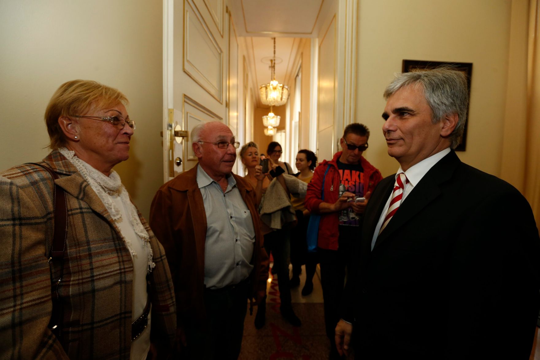 Am 26. Oktober 2013 empfing Bundeskanzler Werner Faymann im Rahmen des Nationalfeiertages Besucherinnen und Besucher im Bundeskanzleramt.