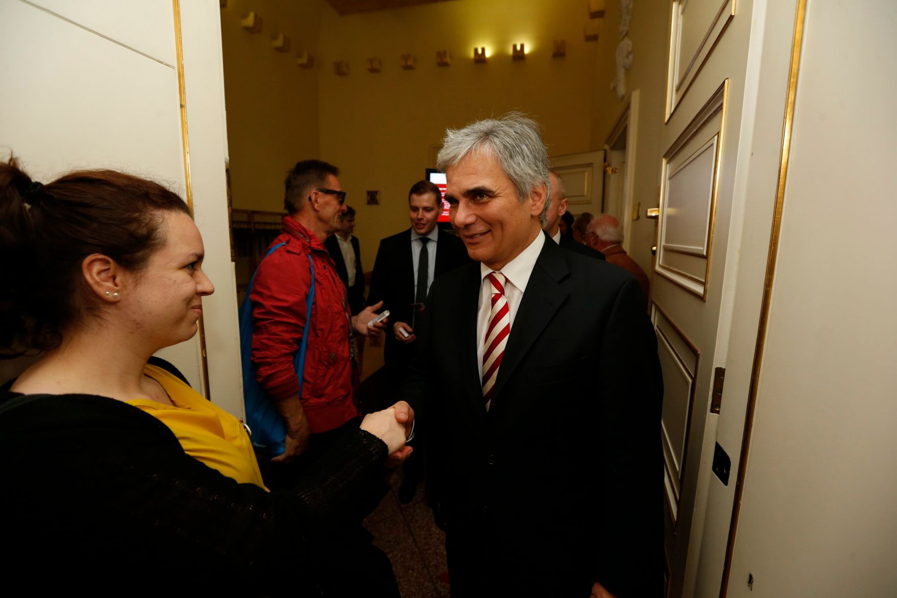 Am 26. Oktober 2013 empfing Bundeskanzler Werner Faymann im Rahmen des Nationalfeiertages Besucherinnen und Besucher im Bundeskanzleramt.