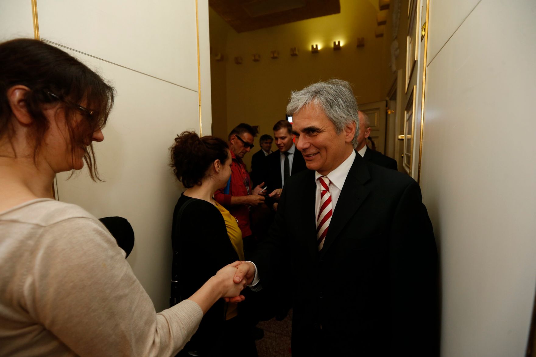 Am 26. Oktober 2013 empfing Bundeskanzler Werner Faymann im Rahmen des Nationalfeiertages Besucherinnen und Besucher im Bundeskanzleramt.