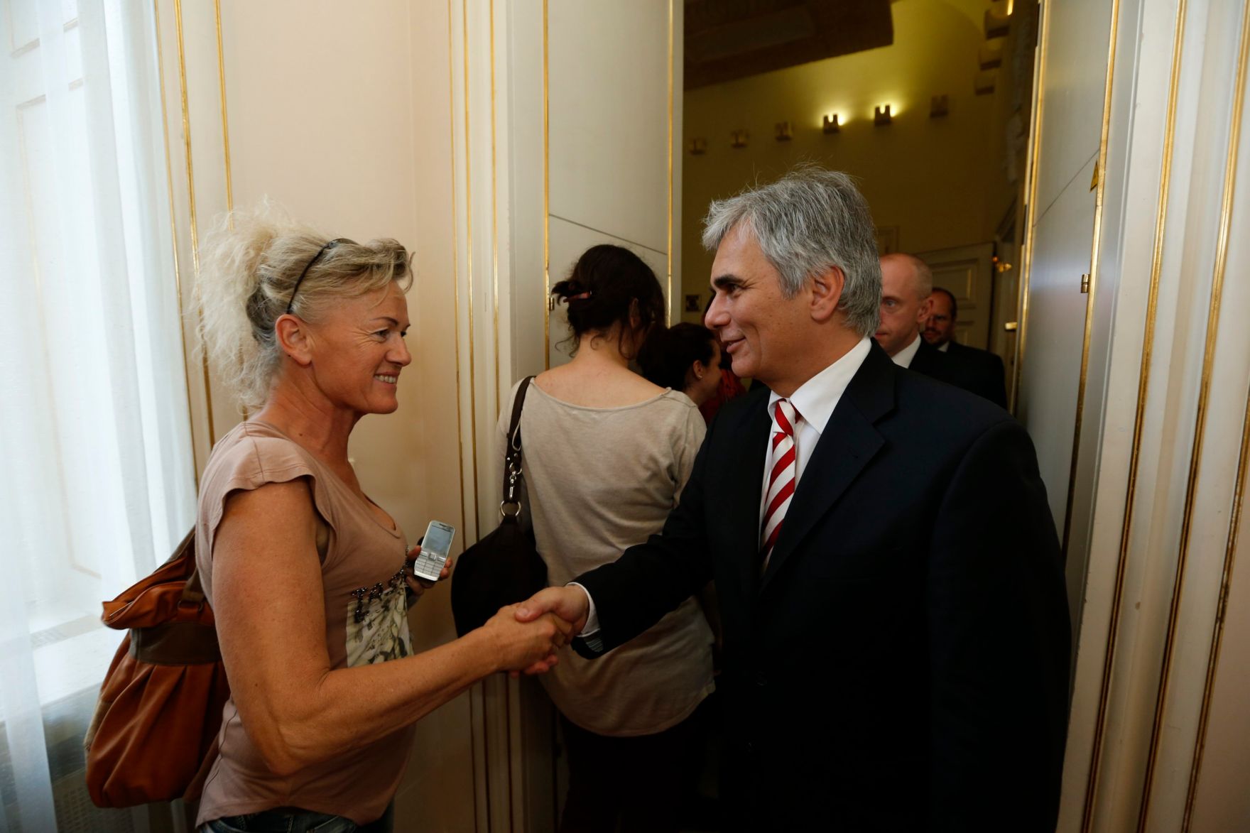 Am 26. Oktober 2013 empfing Bundeskanzler Werner Faymann im Rahmen des Nationalfeiertages Besucherinnen und Besucher im Bundeskanzleramt.