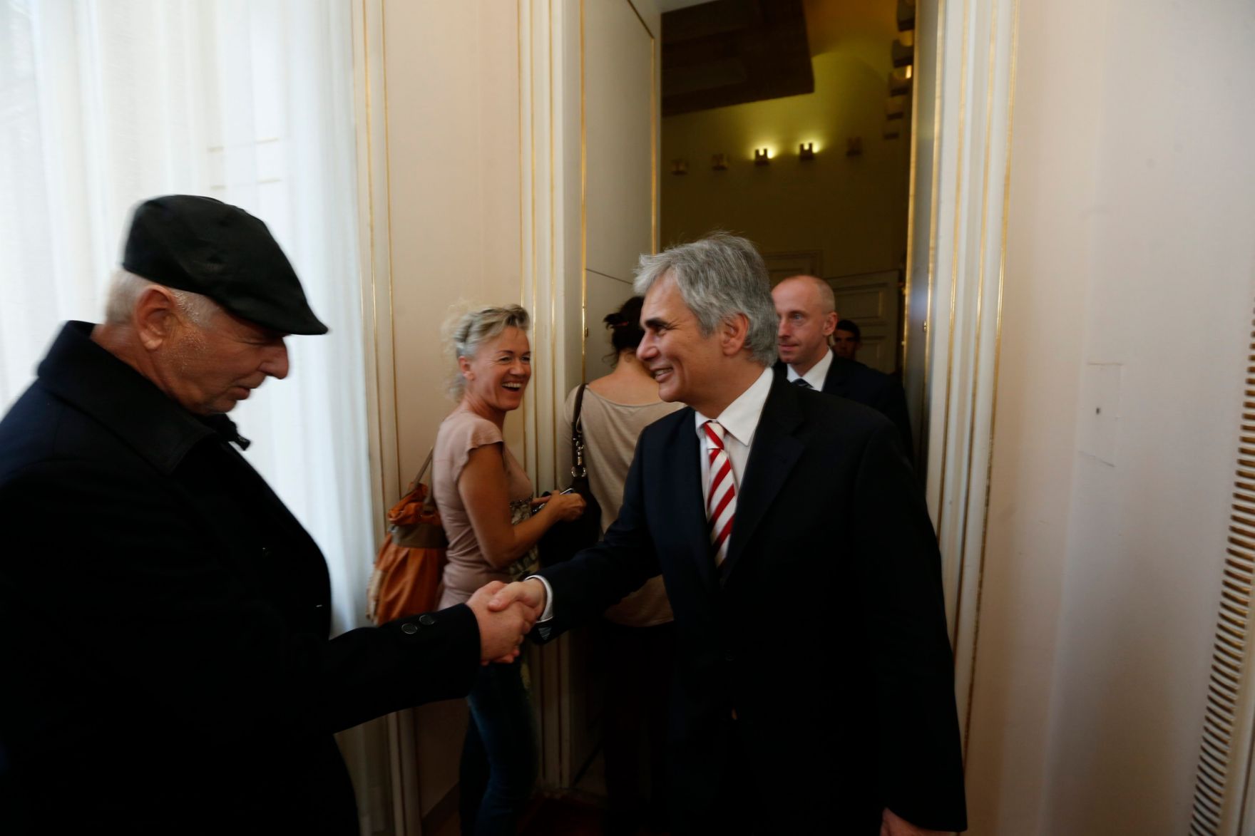Am 26. Oktober 2013 empfing Bundeskanzler Werner Faymann im Rahmen des Nationalfeiertages Besucherinnen und Besucher im Bundeskanzleramt.