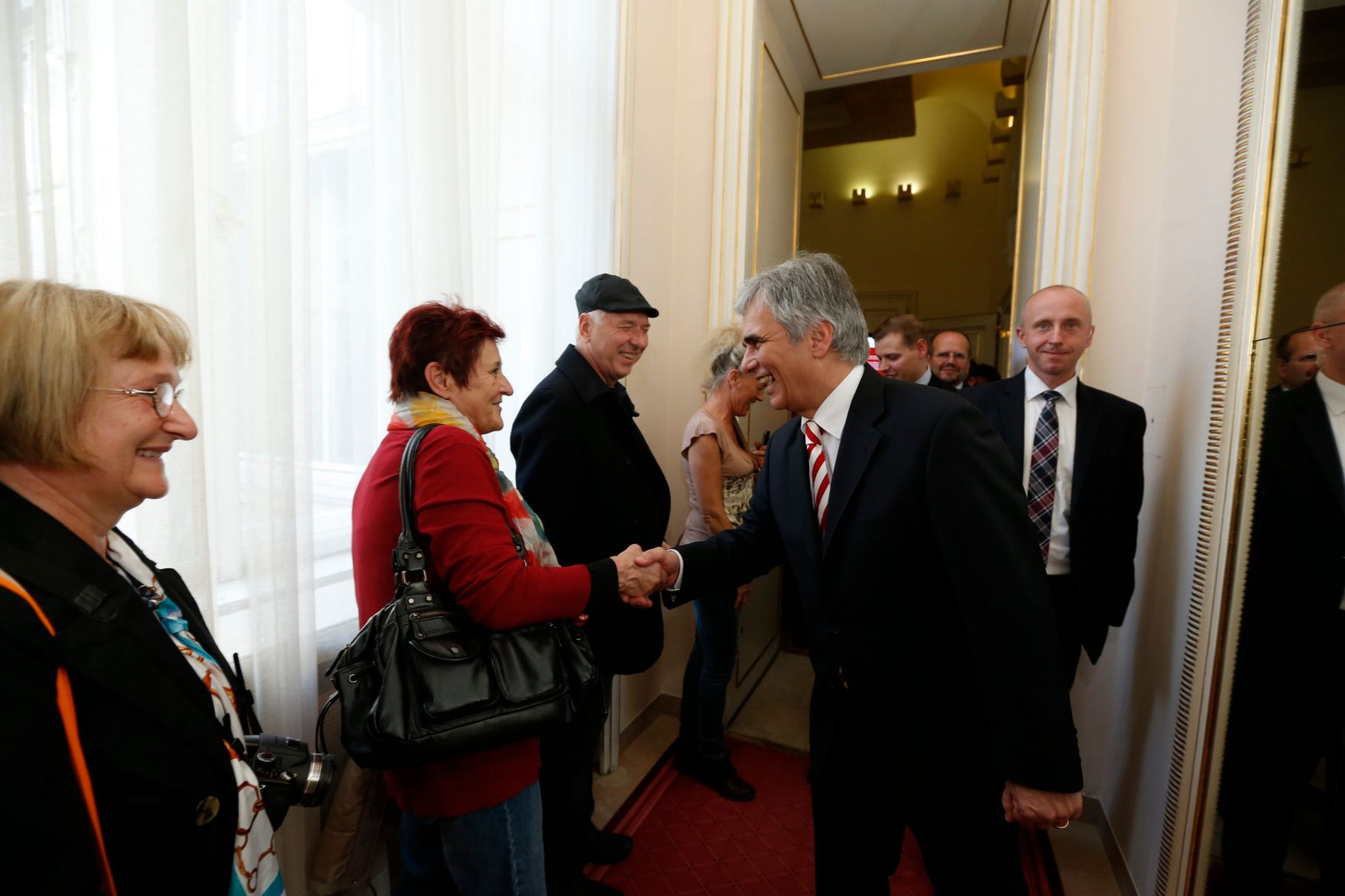 Am 26. Oktober 2013 empfing Bundeskanzler Werner Faymann im Rahmen des Nationalfeiertages Besucherinnen und Besucher im Bundeskanzleramt.