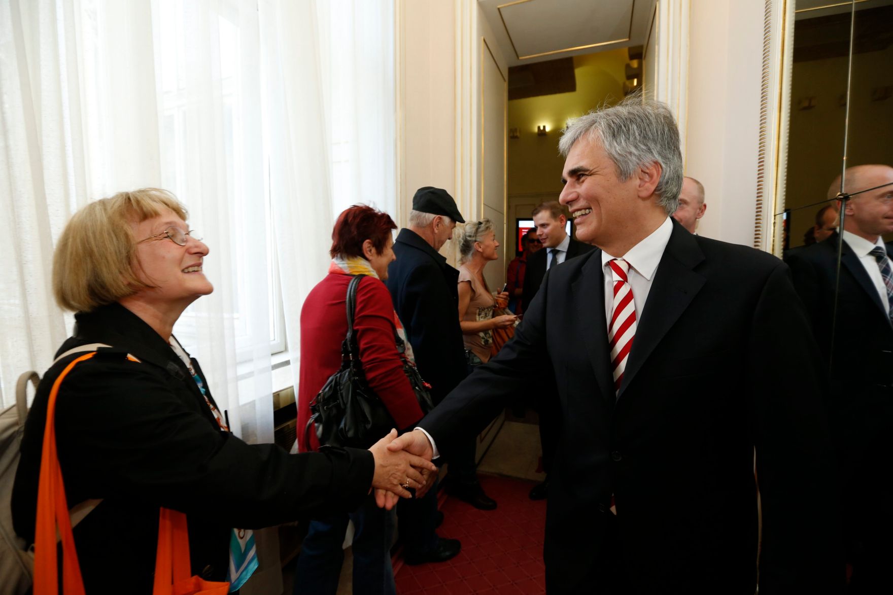 Am 26. Oktober 2013 empfing Bundeskanzler Werner Faymann im Rahmen des Nationalfeiertages Besucherinnen und Besucher im Bundeskanzleramt.