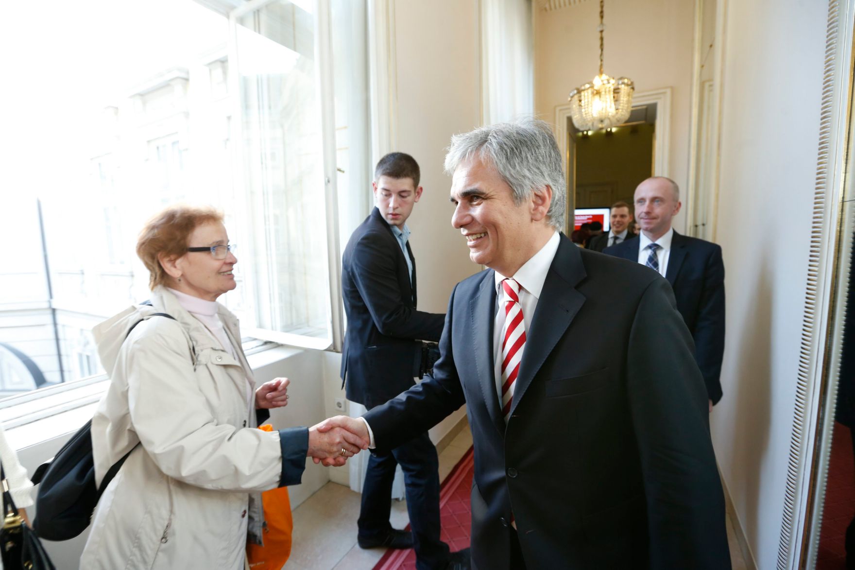 Am 26. Oktober 2013 empfing Bundeskanzler Werner Faymann im Rahmen des Nationalfeiertages Besucherinnen und Besucher im Bundeskanzleramt.