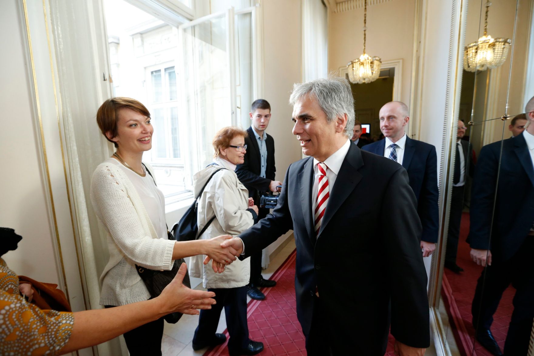 Am 26. Oktober 2013 empfing Bundeskanzler Werner Faymann im Rahmen des Nationalfeiertages Besucherinnen und Besucher im Bundeskanzleramt.